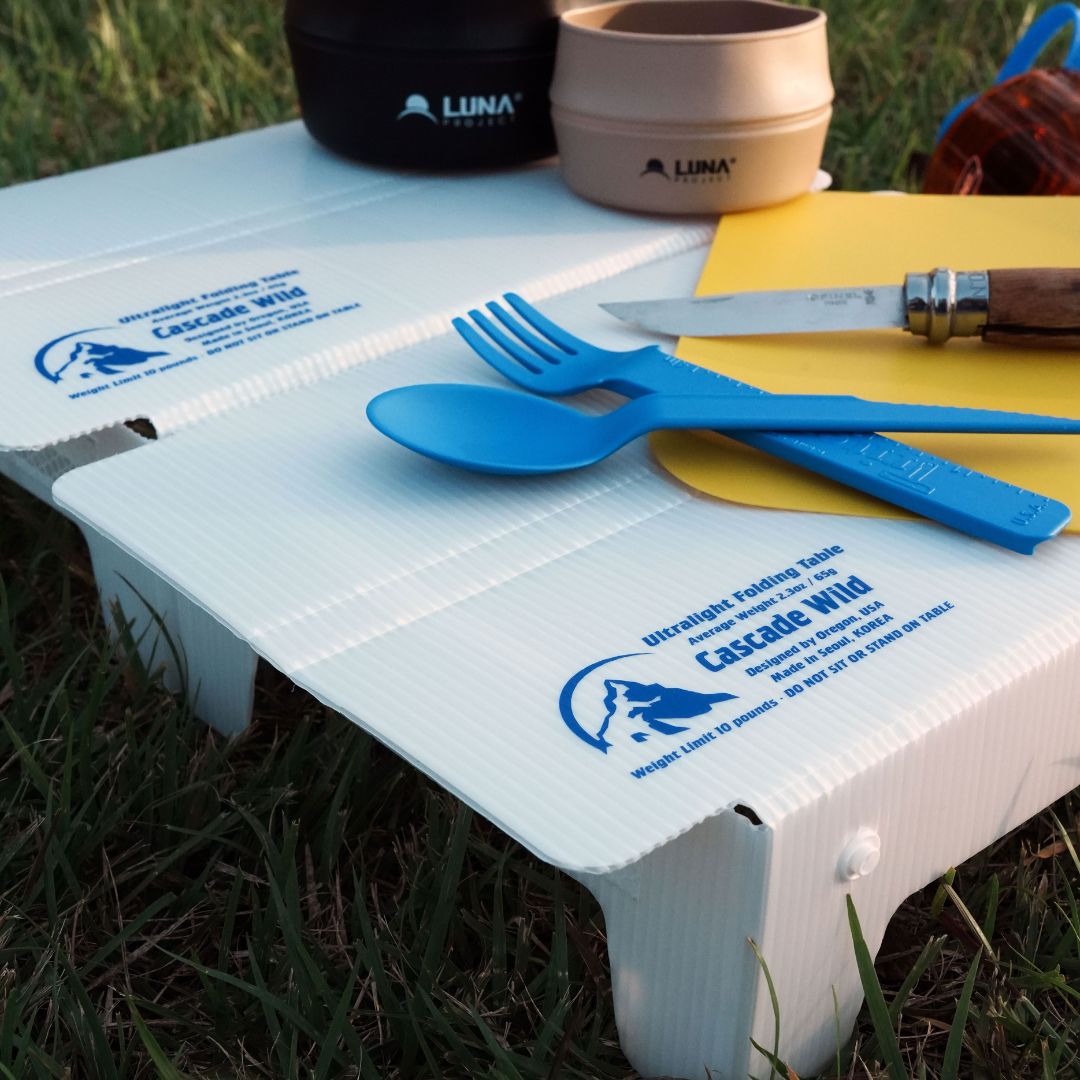 Cascade Wild ULTRA LIGHT TABLE ウルトラライトテーブル - カトラリーとカップを載せた使用シーン（公式画像） - 山道具とULギアのお店 Ascend Lite