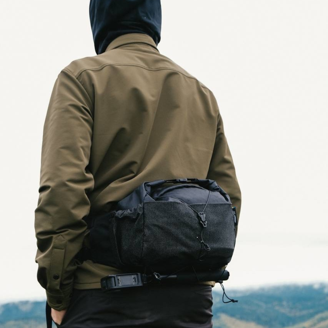 LITEWAY HIP PACK ヒップパック Black - 斜め後ろから見た着用イメージ（公式画像） - 山道具とULギアのお店 Ascend Lite