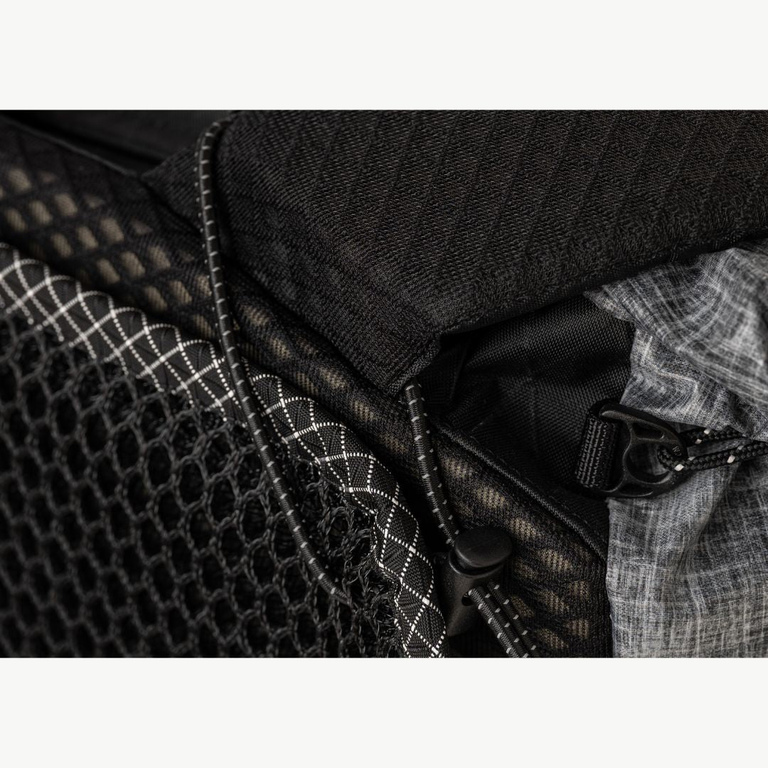 LUNA PROJECT Back Air Mesh Pad エアメッシュ面とX-Grid縁取りのアップ（バックパックに装着した状態） - 山道具とULギアのお店 Ascend Lite