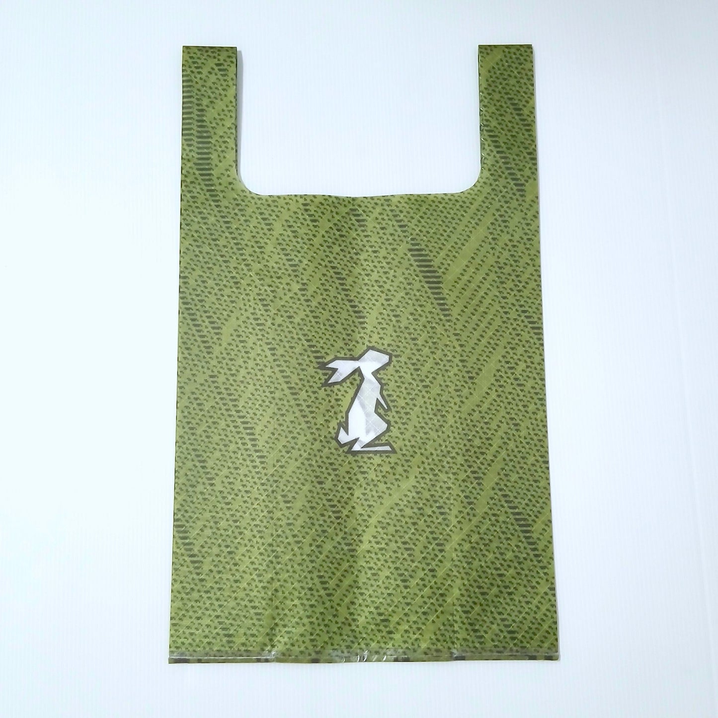 High Tail Designs TX Medium Shopping Bag ショッピングバッグ M Alluvium TX50 オリーブ地に濃緑の細かい破線が斜め方向へ層状に流れる柄、中央に白いうさぎのブランドロゴ。平置き正面全体（公式画像） - 山道具とULギアのお店 Ascend Lite