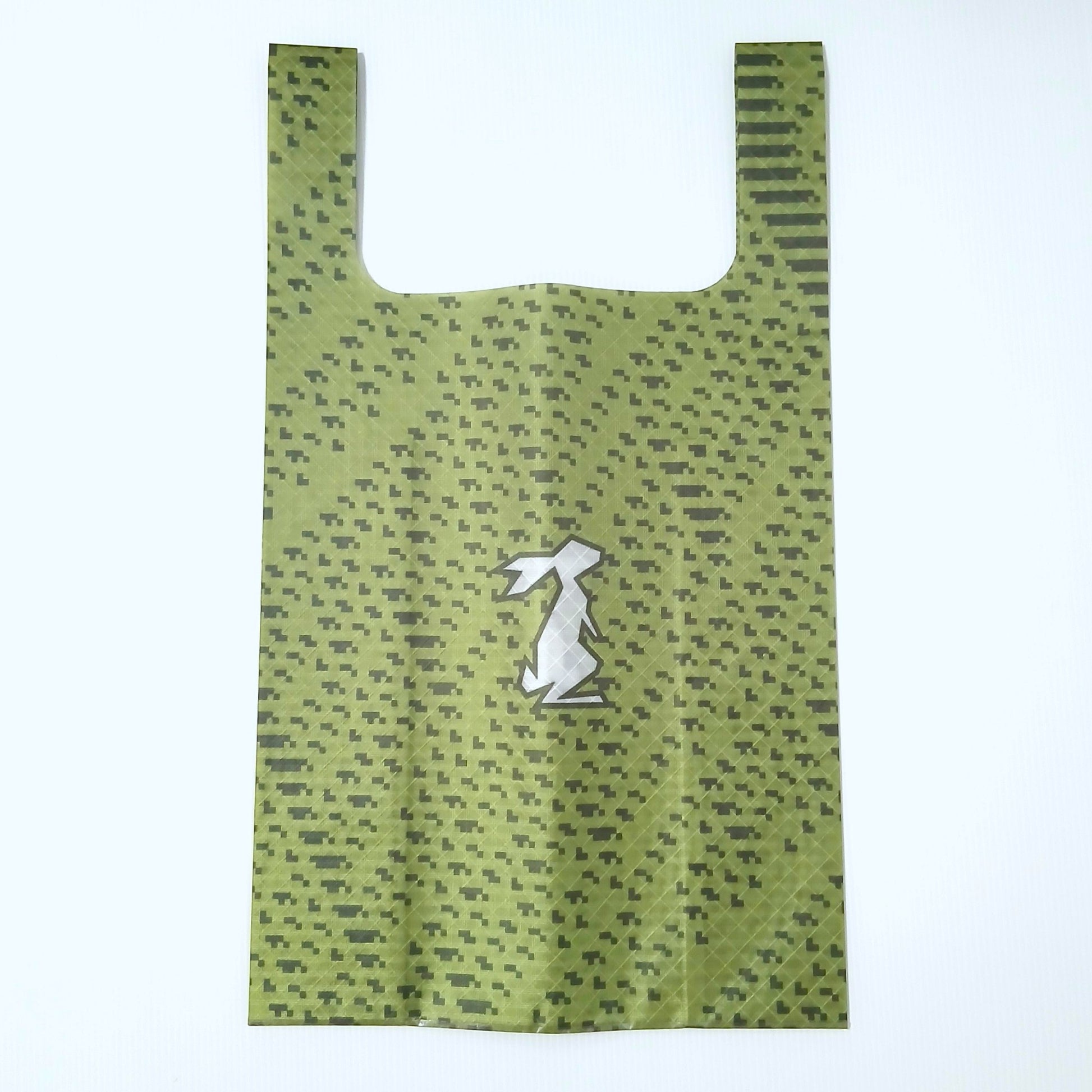High Tail Designs TX Medium Shopping Bag ショッピングバッグ M Alluvium TX50 明るいオリーブ地に濃緑の短い角ダッシュが等間隔で散る細かい柄。前の写真とは裁ち位置が異なる個体の平置き正面（公式画像） - 山道具とULギアのお店 Ascend Lite