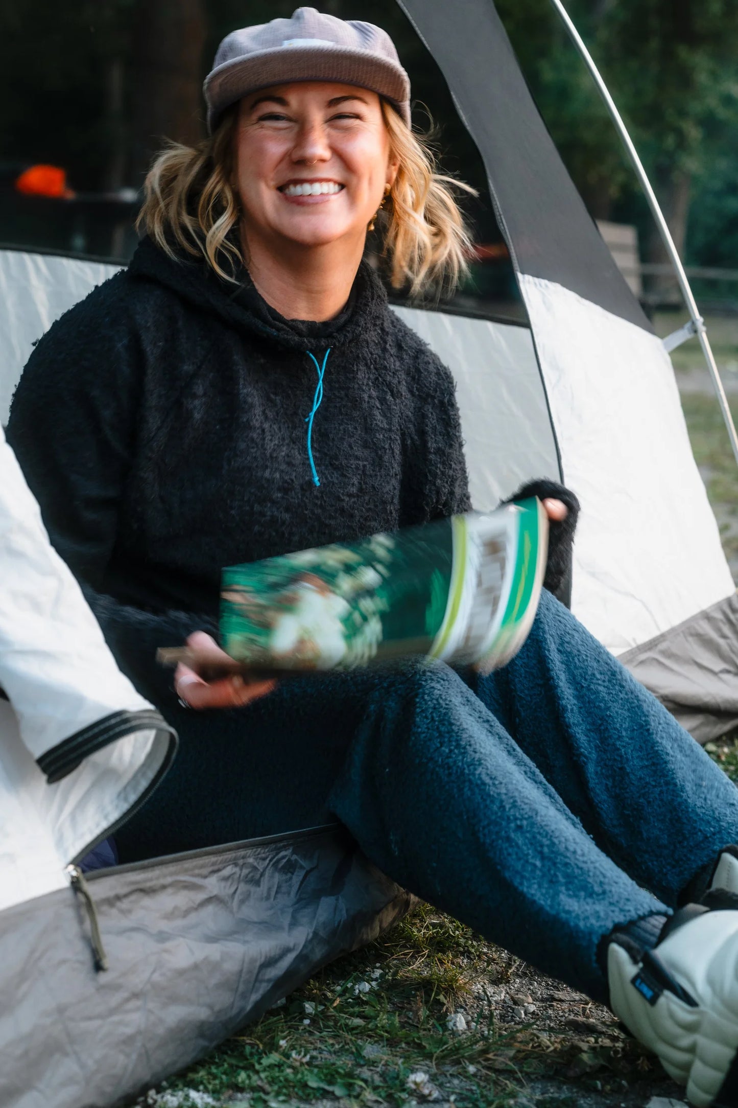 FarPointe Outdoor Gear TecnoWool Cruiser テクノウールクルーザー Black をテントで着用しているイメージ（公式画像） - 山道具とULギアのお店 Ascend Lite