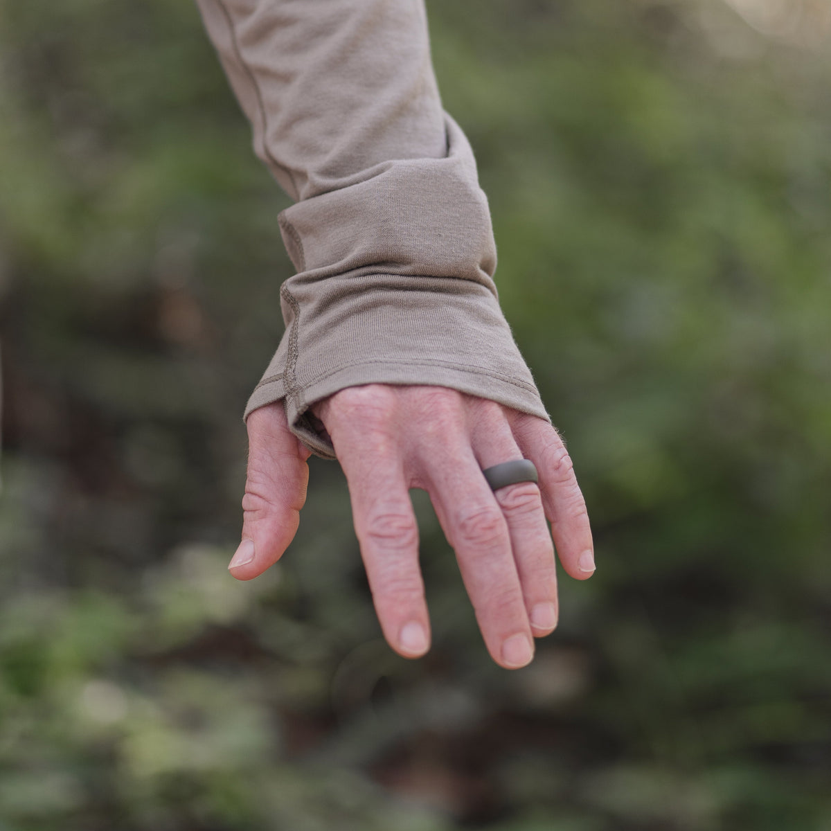 Zpacks Mirage Merino Sun Hoody ミラージュメリノサンフーディ Light Olive - サムホールに親指を通した袖口のクローズアップ（公式画像） - 山道具とULギアのお店 Ascend Lite