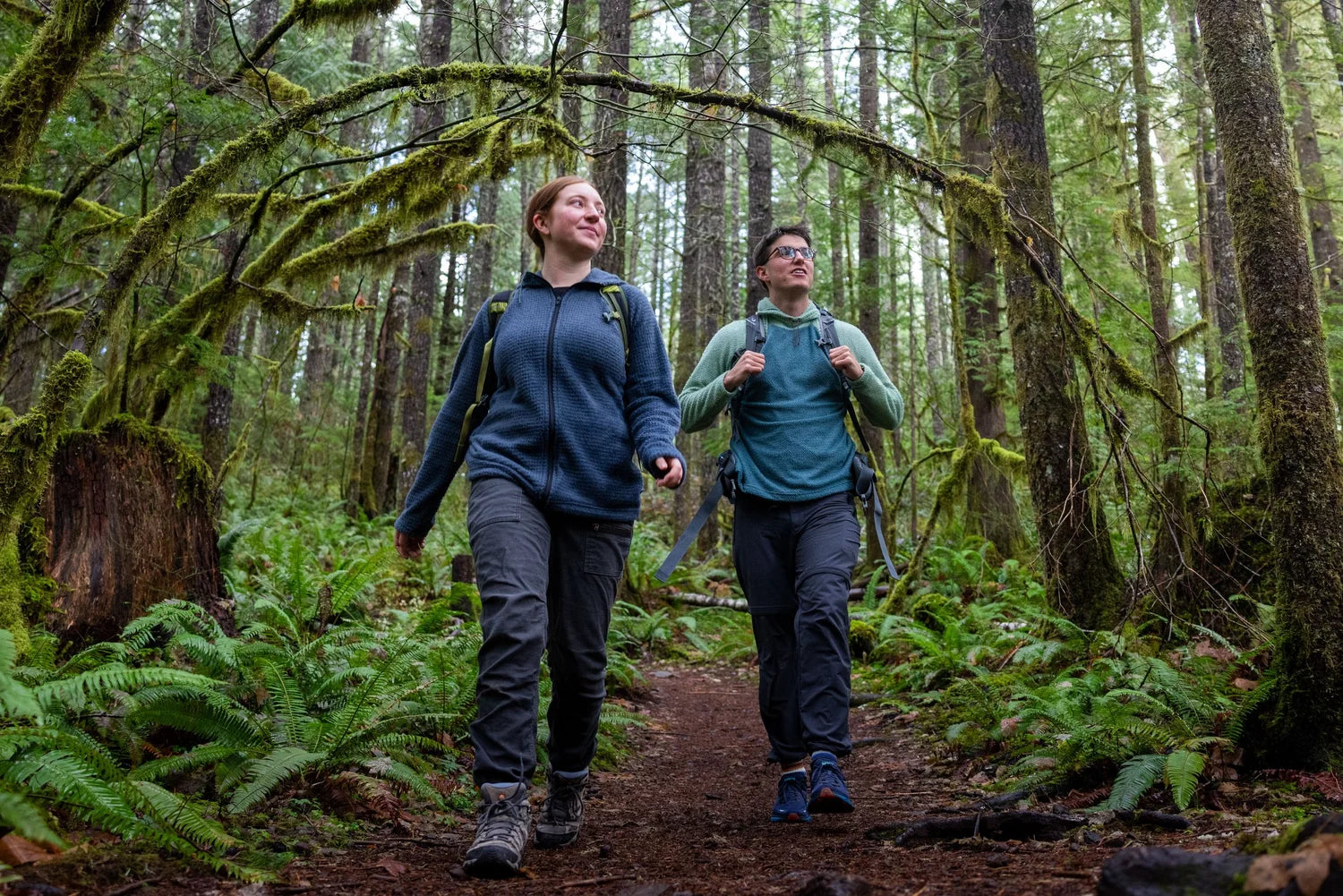 FarPointe Outdoor Gear Full-Zip Alpha Cruiser フルジップアルファクルーザー 森のトレイルでの着用イメージ（左がフルジップ・公式画像） - 山道具とULギアのお店 Ascend Lite