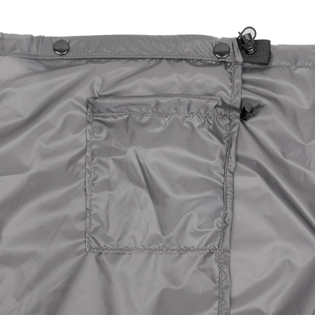 Enlightened Equipment Rain Wrap レインラップ Charcoal 本体に縫い付けられた四角い収納ポケットとウエストのスナップ2つ・ショックコードの拡大（公式画像） - 山道具とULギアのお店 Ascend Lite