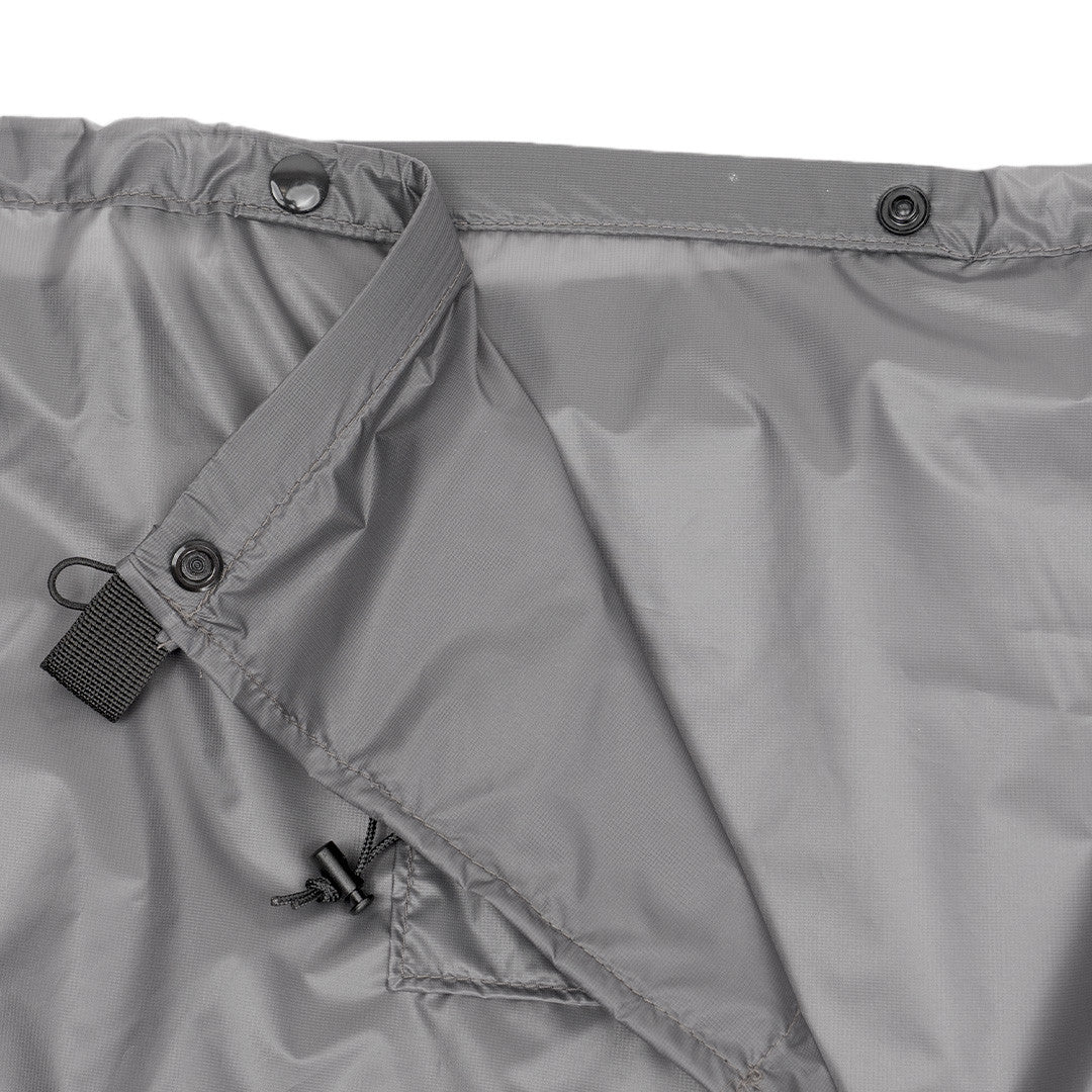 Enlightened Equipment Rain Wrap レインラップ Charcoal ウエストの合わせを開いた状態・スナップの受け側とウェビングタブ、コードロックが見える角の拡大（公式画像） - 山道具とULギアのお店 Ascend Lite