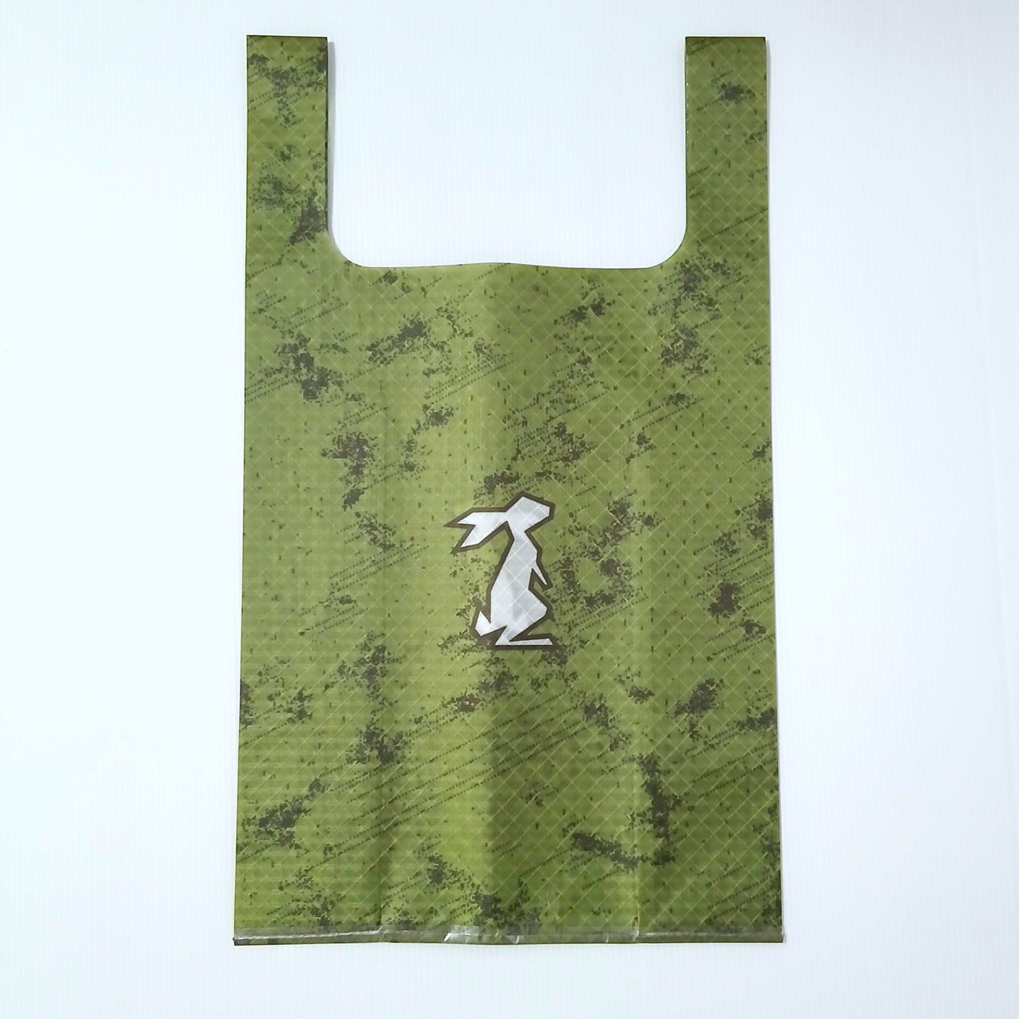 High Tail Designs TX Medium Shopping Bag ショッピングバッグ M Monzonite TX50 オリーブグリーン地に黒緑の斑がかすれたように広がるマーブル調の柄、中央に白いうさぎのブランドロゴ。平置き正面全体（公式画像） - 山道具とULギアのお店 Ascend Lite