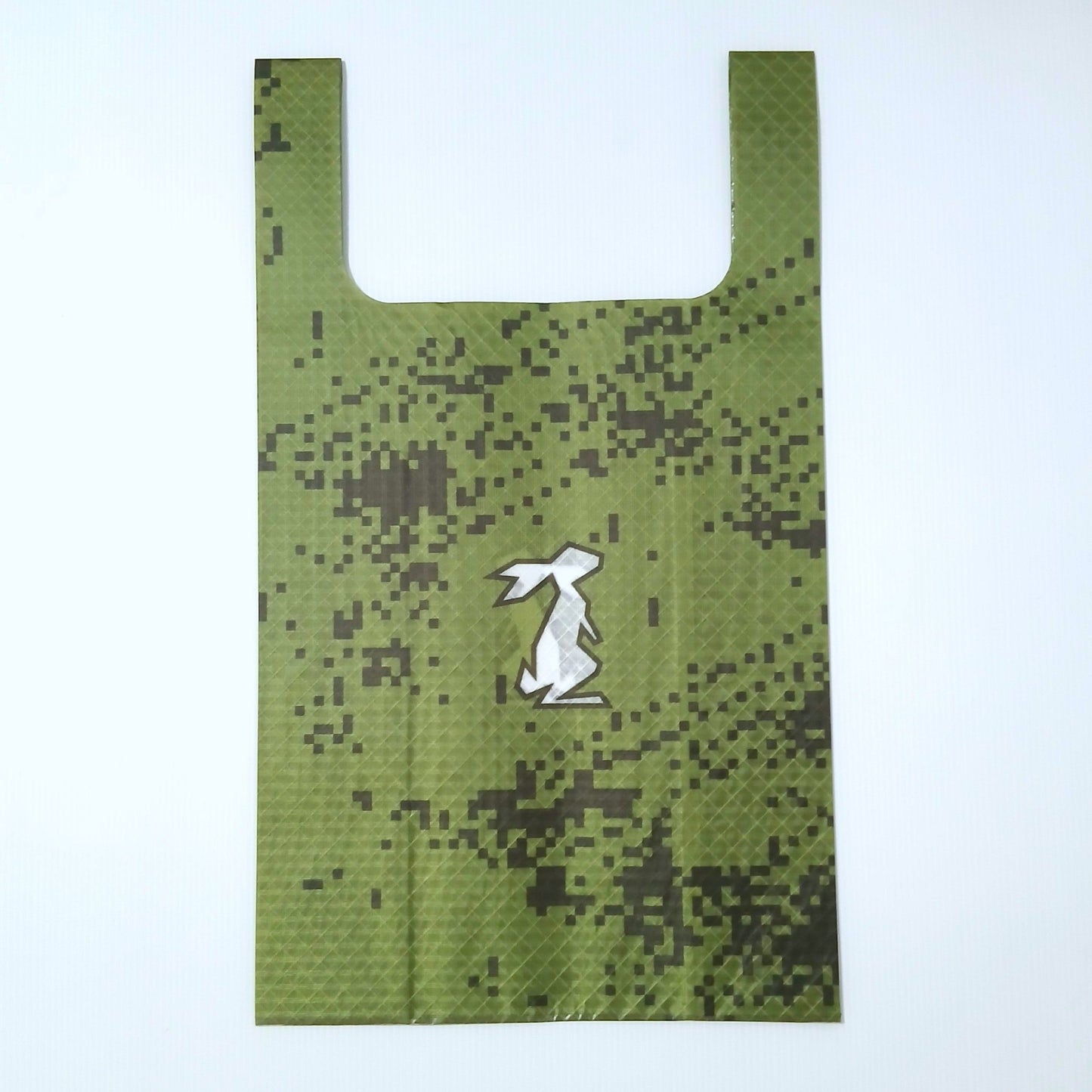 High Tail Designs TX Medium Shopping Bag ショッピングバッグ M Monzonite TX50 明るいオリーブ地に黒のピクセル状ドットが塊で散るデジタル迷彩調の柄。前の写真とは柄の出方が異なる個体の平置き正面（公式画像） - 山道具とULギアのお店 Ascend Lite