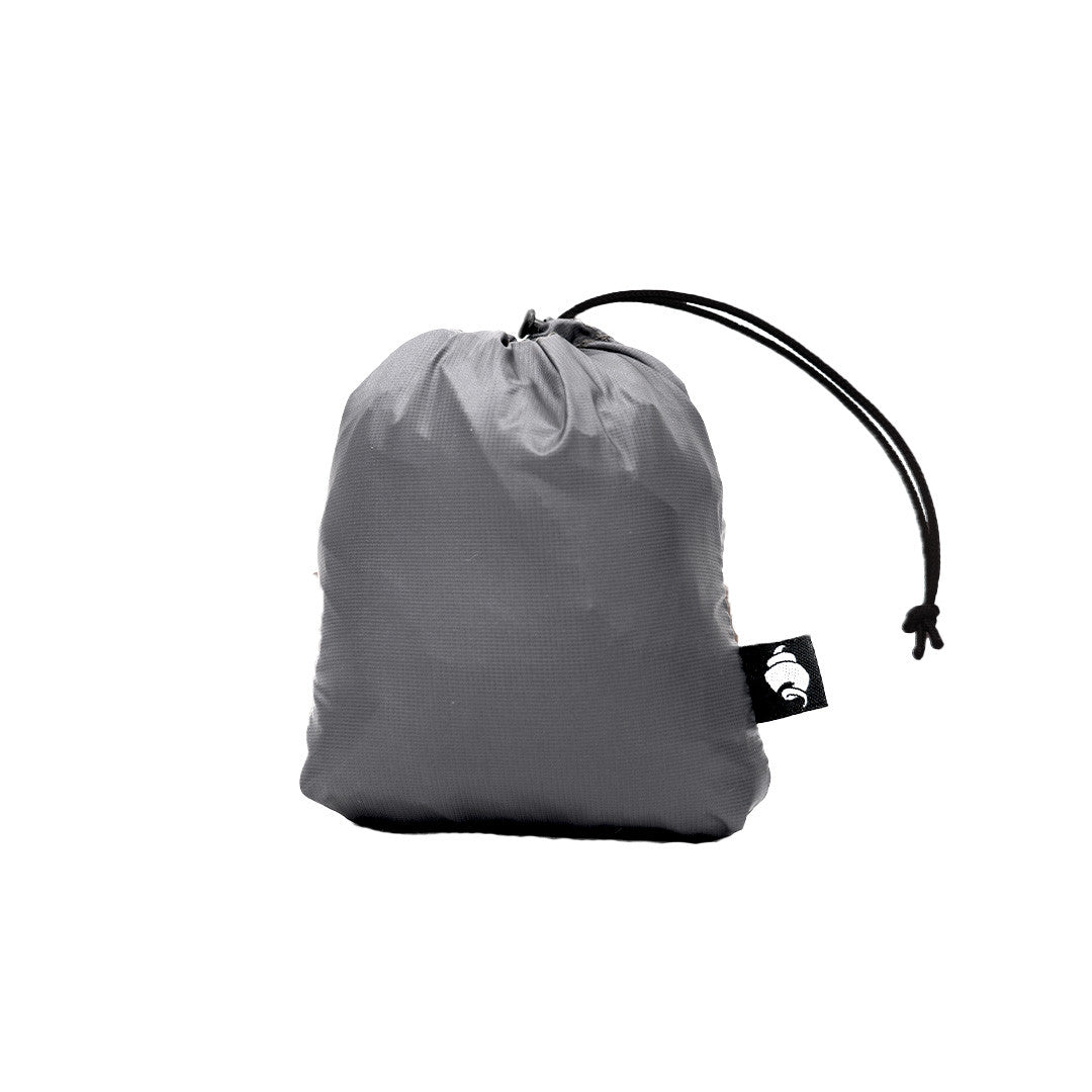 Enlightened Equipment Rain Wrap レインラップ Charcoal 本体を収納ポケットに収めた袋状態・ショックコードとコードロックで口を絞った状態（公式画像） - 山道具とULギアのお店 Ascend Lite
