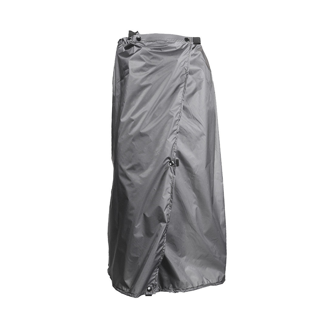 Enlightened Equipment Rain Wrap レインラップ Charcoal 斜め側面全体・生地を巻き付けた合わせ部と縦に並ぶスナップの位置がわかる状態（公式画像） - 山道具とULギアのお店 Ascend Lite