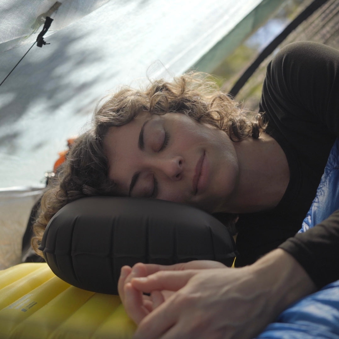 Zpacks Inflatable Pillow インフレータブルピロー - テント内で横向きに使っている様子（公式画像） - 山道具とULギアのお店 Ascend Lite