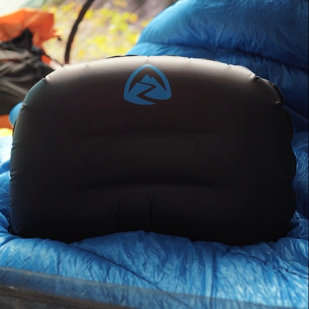 Zpacks Inflatable Pillow インフレータブルピロー - キルトの上に置いた様子（公式画像） - 山道具とULギアのお店 Ascend Lite