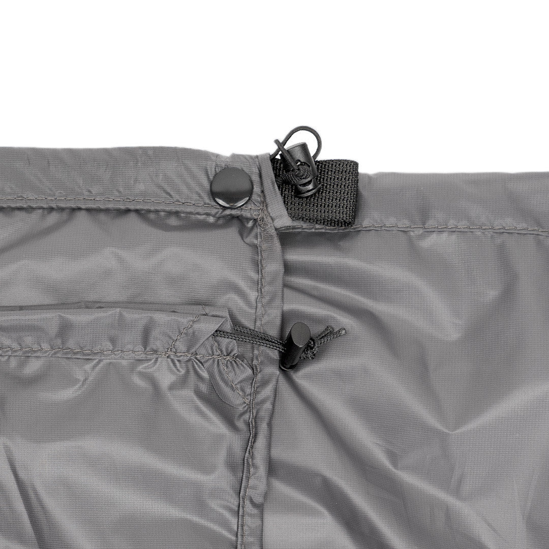 Enlightened Equipment Rain Wrap レインラップ Charcoal ウエストのスナップとコードロック2個・黒いウェビングタブの拡大（公式画像） - 山道具とULギアのお店 Ascend Lite