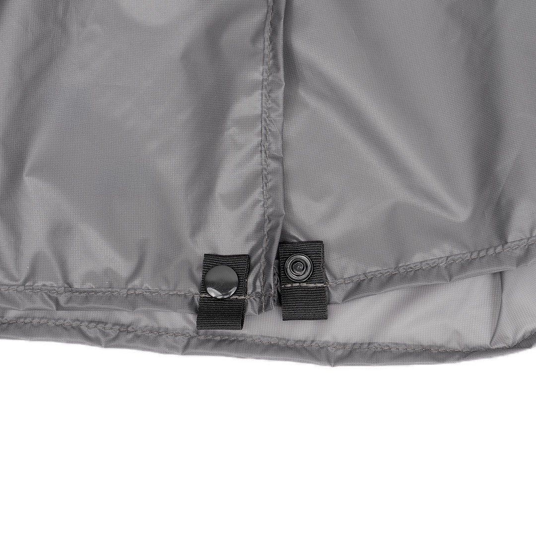 Enlightened Equipment Rain Wrap レインラップ Charcoal 裾側の黒いウェビングタブに付いたスナップ2つを外した状態の拡大（公式画像） - 山道具とULギアのお店 Ascend Lite