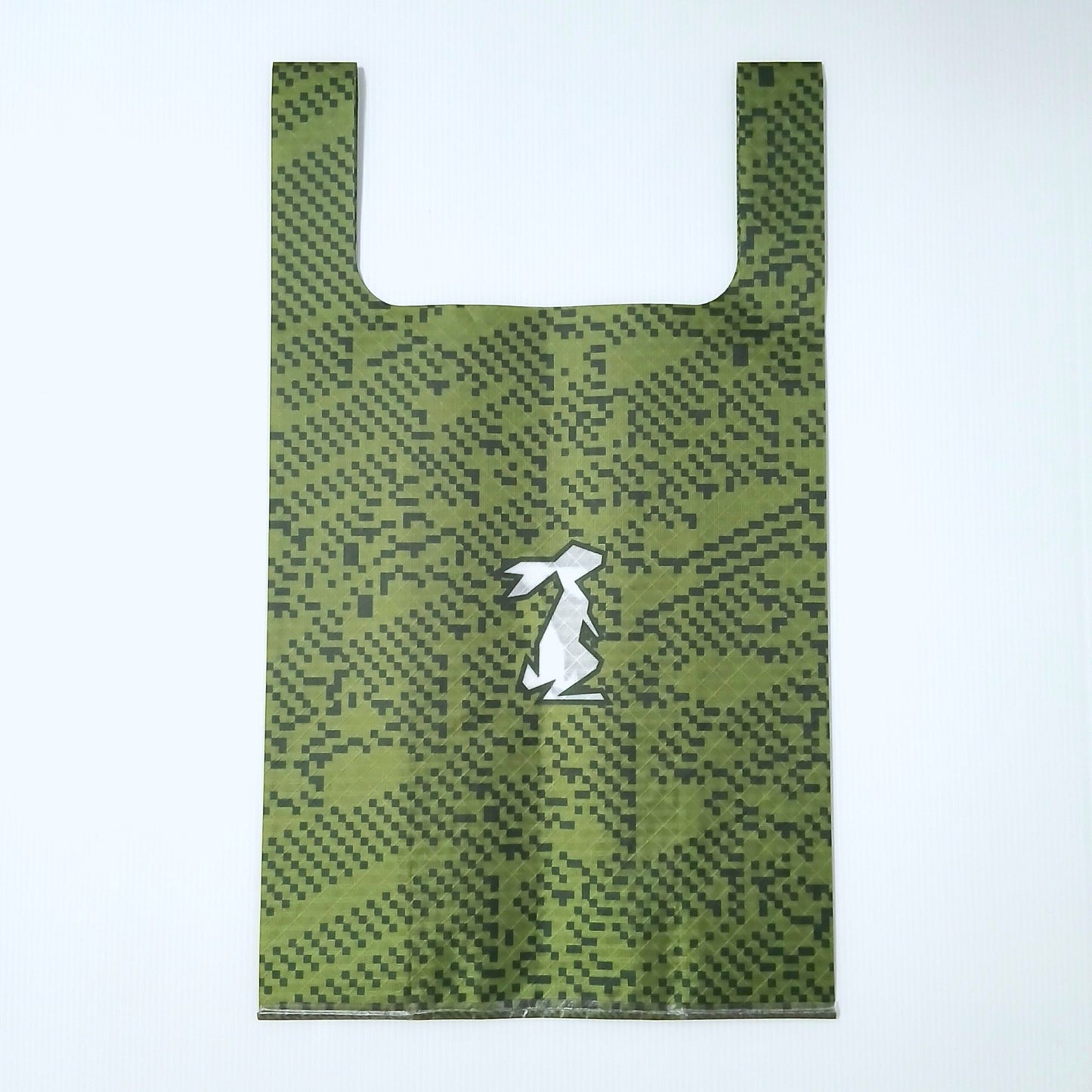 High Tail Designs TX Medium Shopping Bag ショッピングバッグ M Striations TX50 モスグリーン地に濃緑の細かなピクセルドットが全面へ密に散る柄、中央に白いうさぎのブランドロゴ。平置き正面全体（公式画像） - 山道具とULギアのお店 Ascend Lite