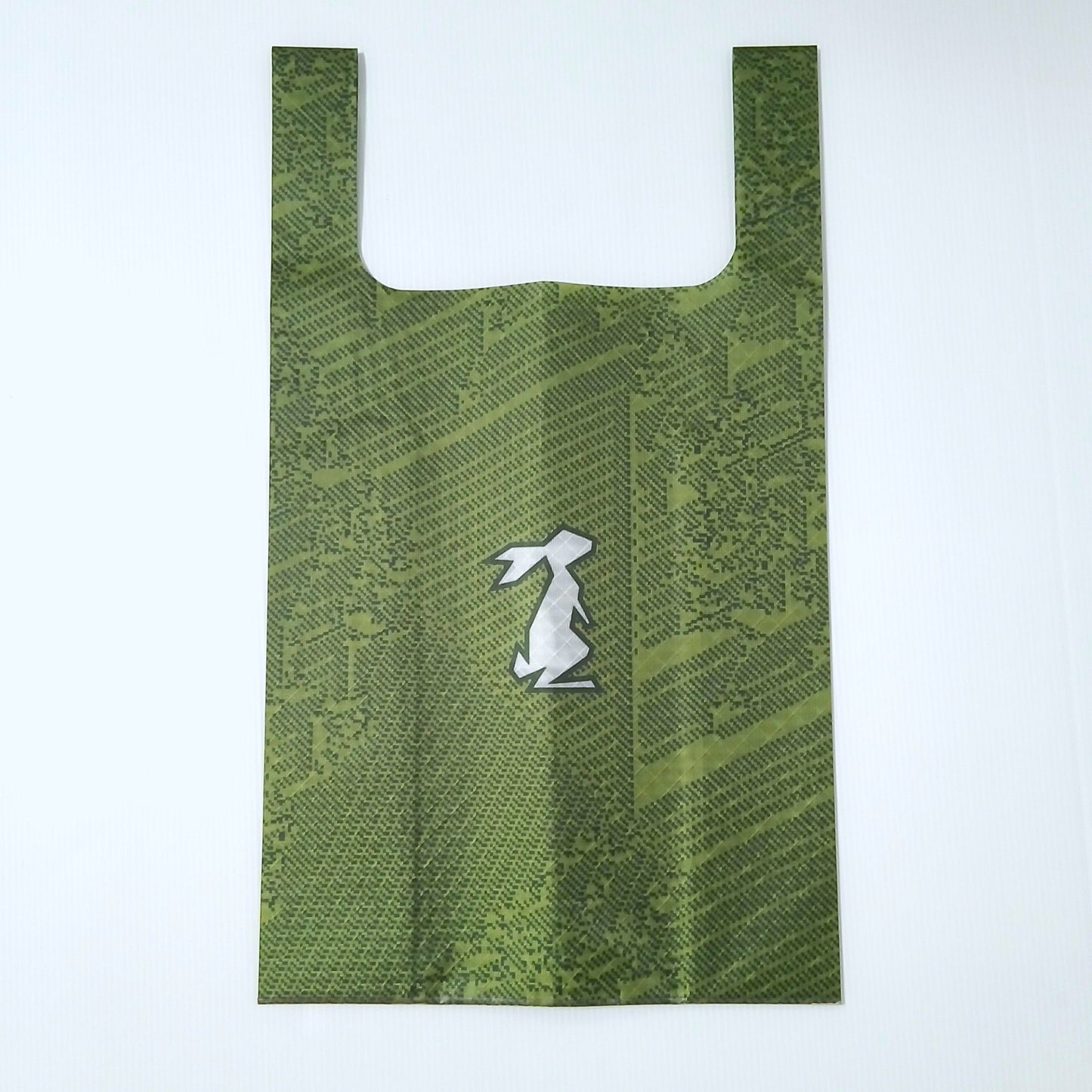 High Tail Designs TX Medium Shopping Bag ショッピングバッグ M Striations TX50 明暗のグリーンが斜めの帯となって層をなす縞柄。前の写真とは裁ち位置が異なる個体の平置き正面（公式画像） - 山道具とULギアのお店 Ascend Lite