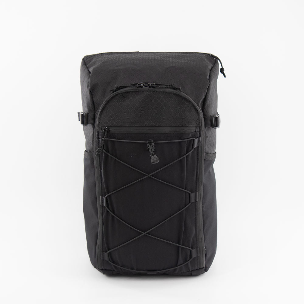 ULA Equipment 30L Dragonfly ドラゴンフライ Black Diamond Robic 正面全体。フロントのX字バンジーコードとジッパー付きフロントポケット、天面のトップポケットのジッパー（公式画像） - 山道具とULギアのお店 Ascend Lite