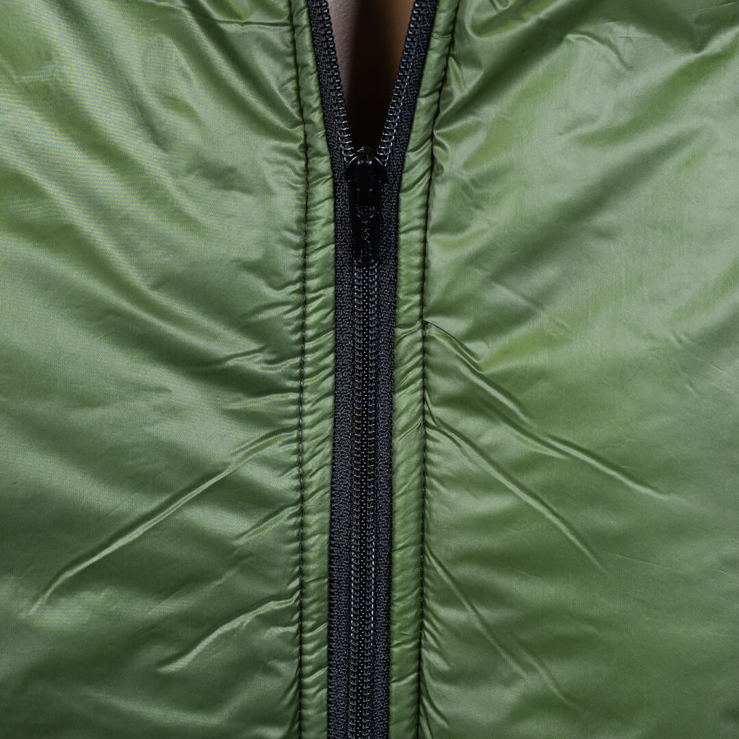 Enlightened Equipment Men's Torrid Jacket トリッドジャケット フロントジッパーと顎元のグログランジッパーガレージ - 山道具とULギアのお店 Ascend Lite