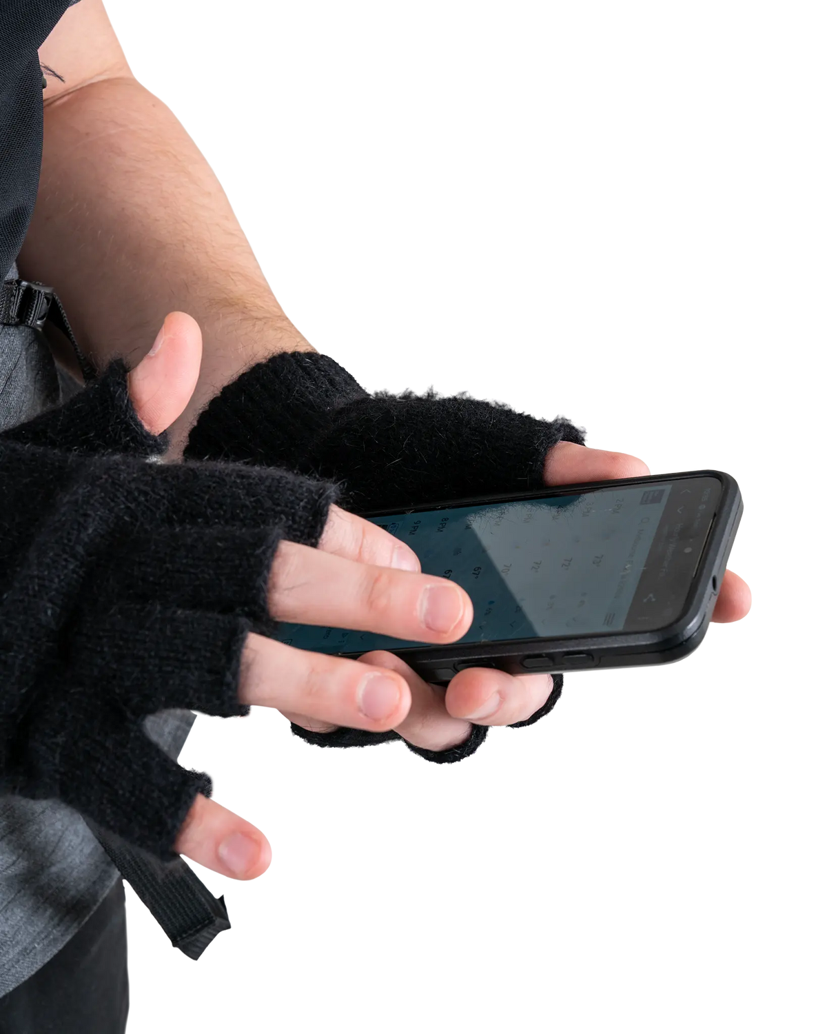 Zpacks Fingerless Brushtail Possum Gloves フィンガーレスブラシテールポッサムグローブ - 着用したままスマートフォンを操作する様子（公式画像） - 山道具とULギアのお店 Ascend Lite