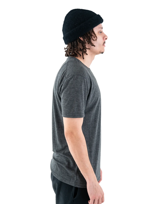 Zpacks Radiant Wool T-Shirt ラディアントウールTシャツ Charcoal - 側面から見た着用（公式画像） - 山道具とULギアのお店 Ascend Lite