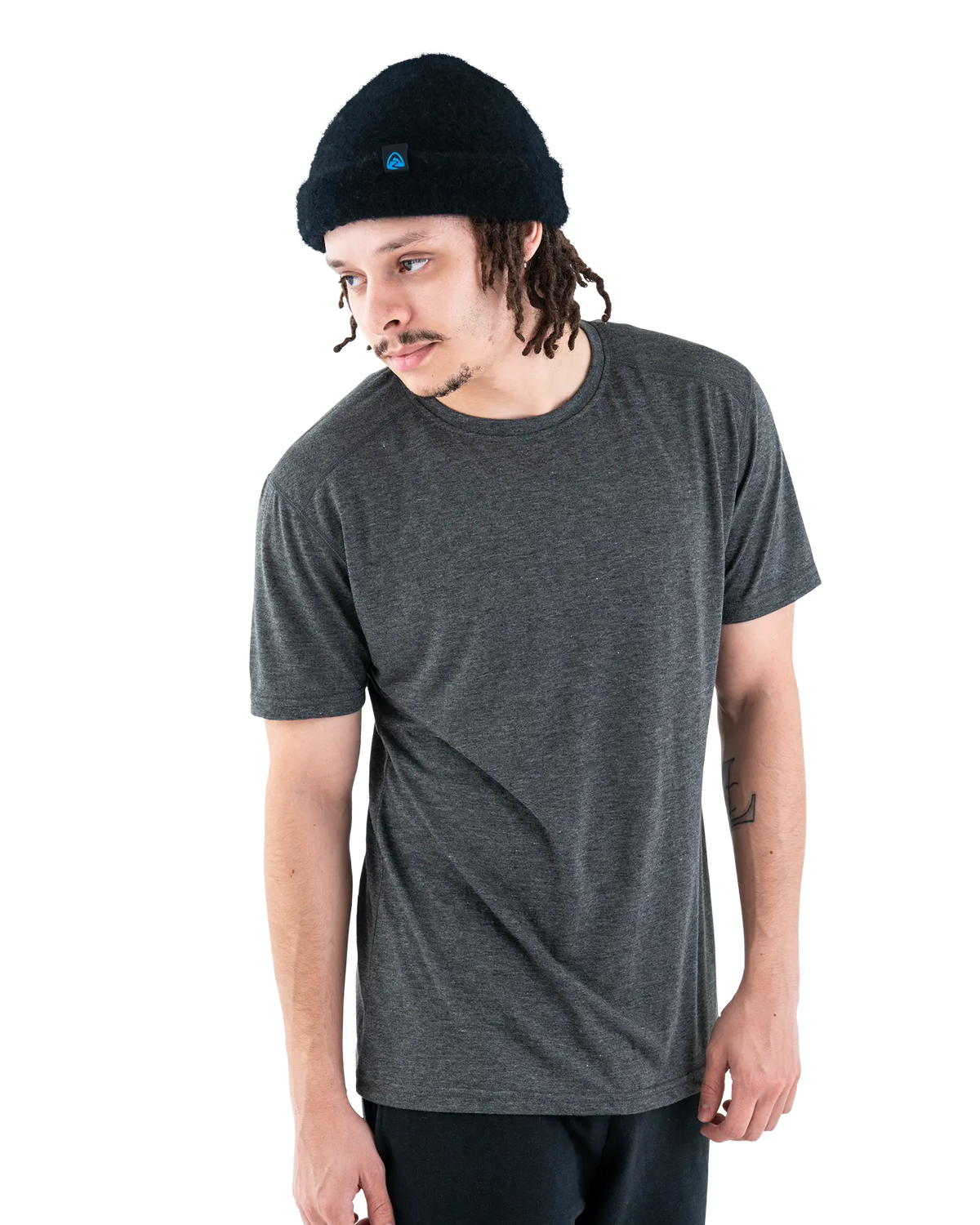 Zpacks Radiant Wool T-Shirt ラディアントウールTシャツ Charcoal - 正面から見た着用全体（公式画像） - 山道具とULギアのお店 Ascend Lite