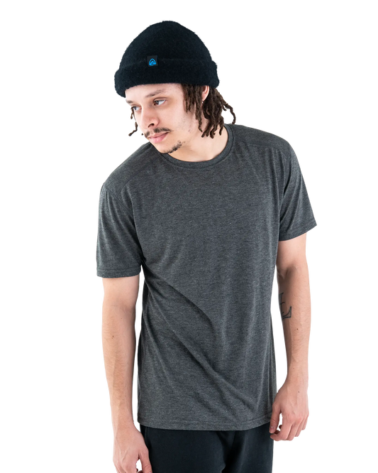 Zpacks Radiant Wool T-Shirt ラディアントウールTシャツ Charcoal - 正面から見た着用全体（公式画像） - 山道具とULギアのお店 Ascend Lite