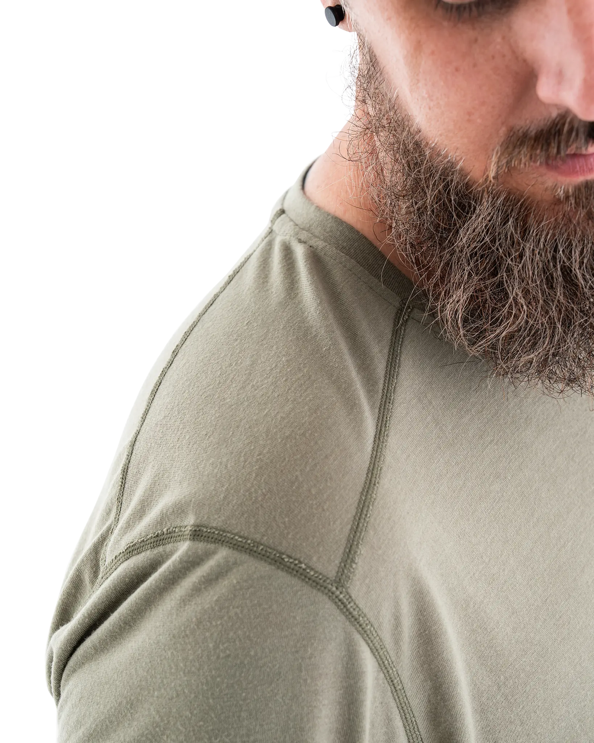 Zpacks Radiant Wool T-Shirt ラディアントウールTシャツ 当店未取扱色Light Oliveの公式画像 - 肩の縫い目を前にずらしたオフセットショルダーシームのクローズアップ - 山道具とULギアのお店 Ascend Lite