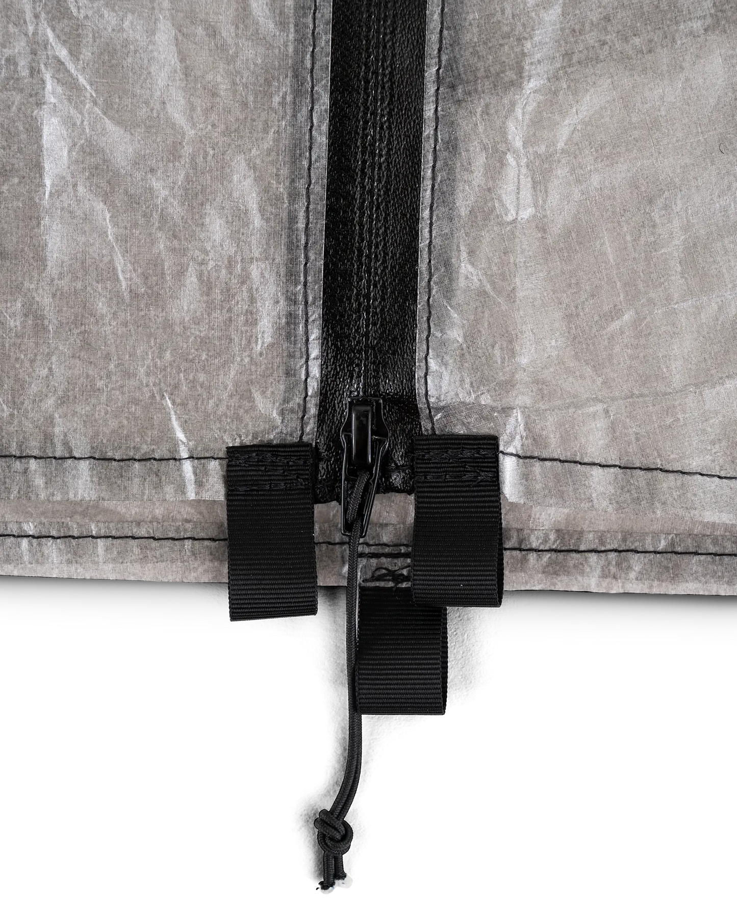 Zpacks DCF Rain Kilt DCFレインキルト 裾のジッパー下端 - 防水ジッパーのスライダーとコード製プルタブ、裾に並ぶウェビングのタイアウトループ3本の接写（公式画像） - 山道具とULギアのお店 Ascend Lite