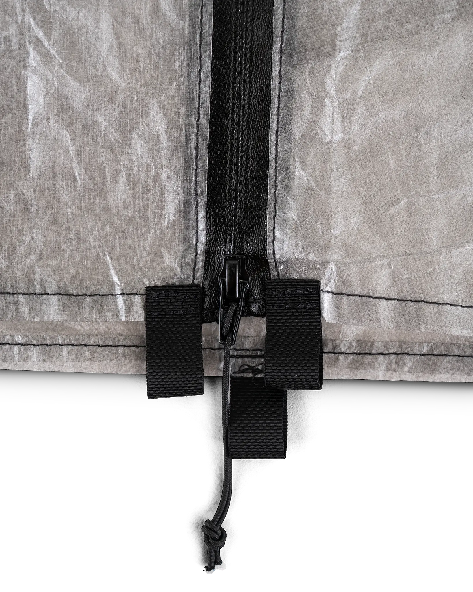 Zpacks DCF Rain Kilt DCFレインキルト 裾のジッパー下端 - 防水ジッパーのスライダーとコード製プルタブ、裾に並ぶウェビングのタイアウトループ3本の接写（公式画像） - 山道具とULギアのお店 Ascend Lite