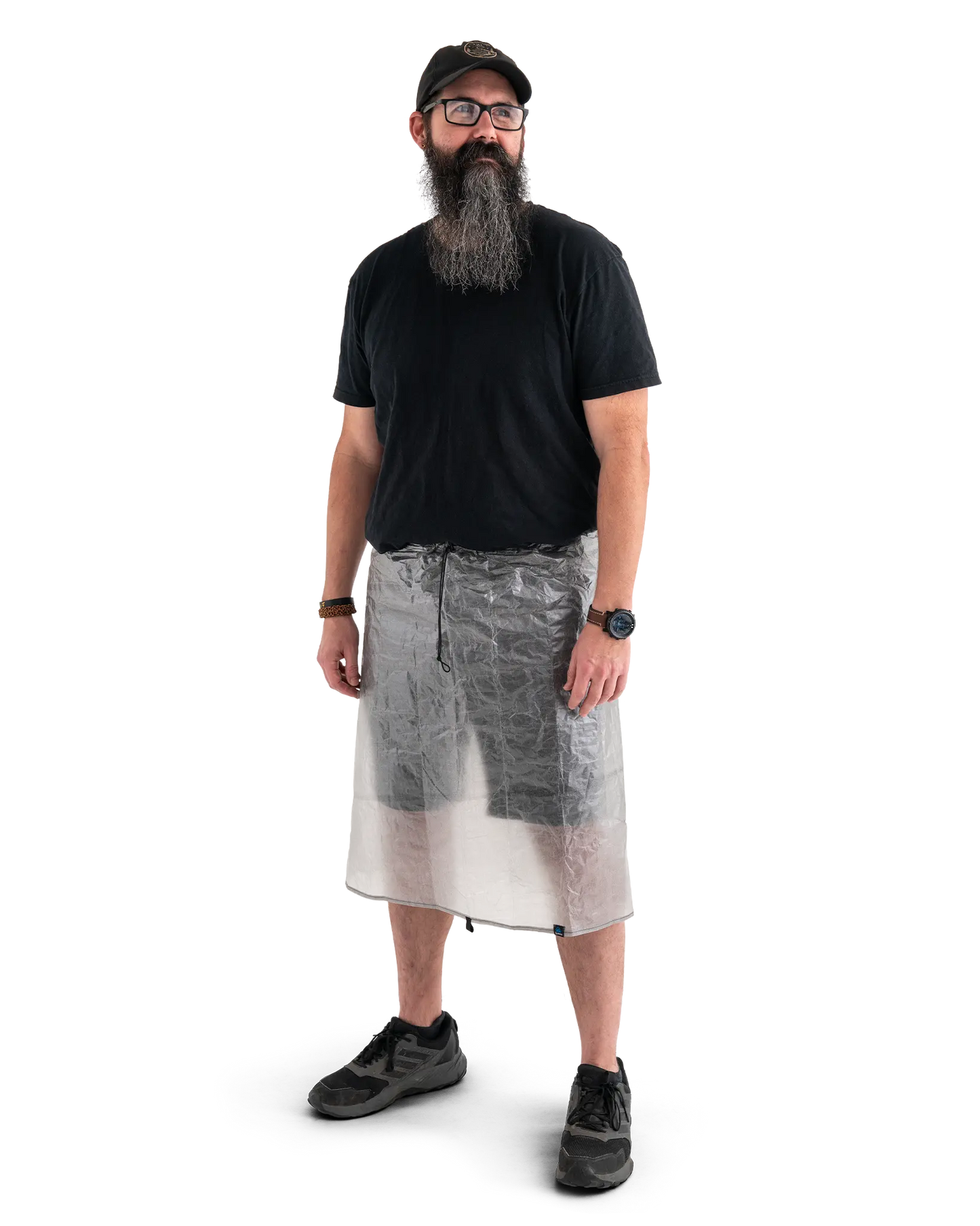 Zpacks DCF Rain Kilt DCFレインキルト 着用全身 - キャップとTシャツ姿の男性が腰に巻いた全身正面。裾が膝上に来る丈感がわかる（公式画像） - 山道具とULギアのお店 Ascend Lite