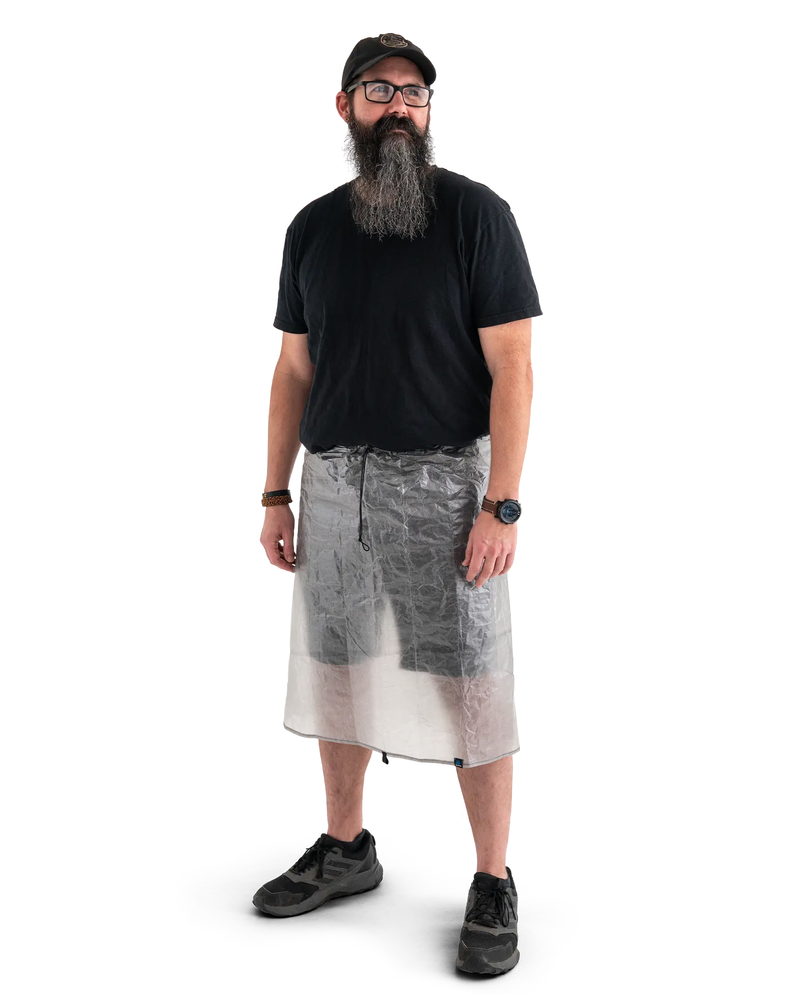 Zpacks DCF Rain Kilt DCFレインキルト 着用全身 - キャップとTシャツ姿の男性が腰に巻いた全身正面。裾が膝上に来る丈感がわかる（公式画像） - 山道具とULギアのお店 Ascend Lite
