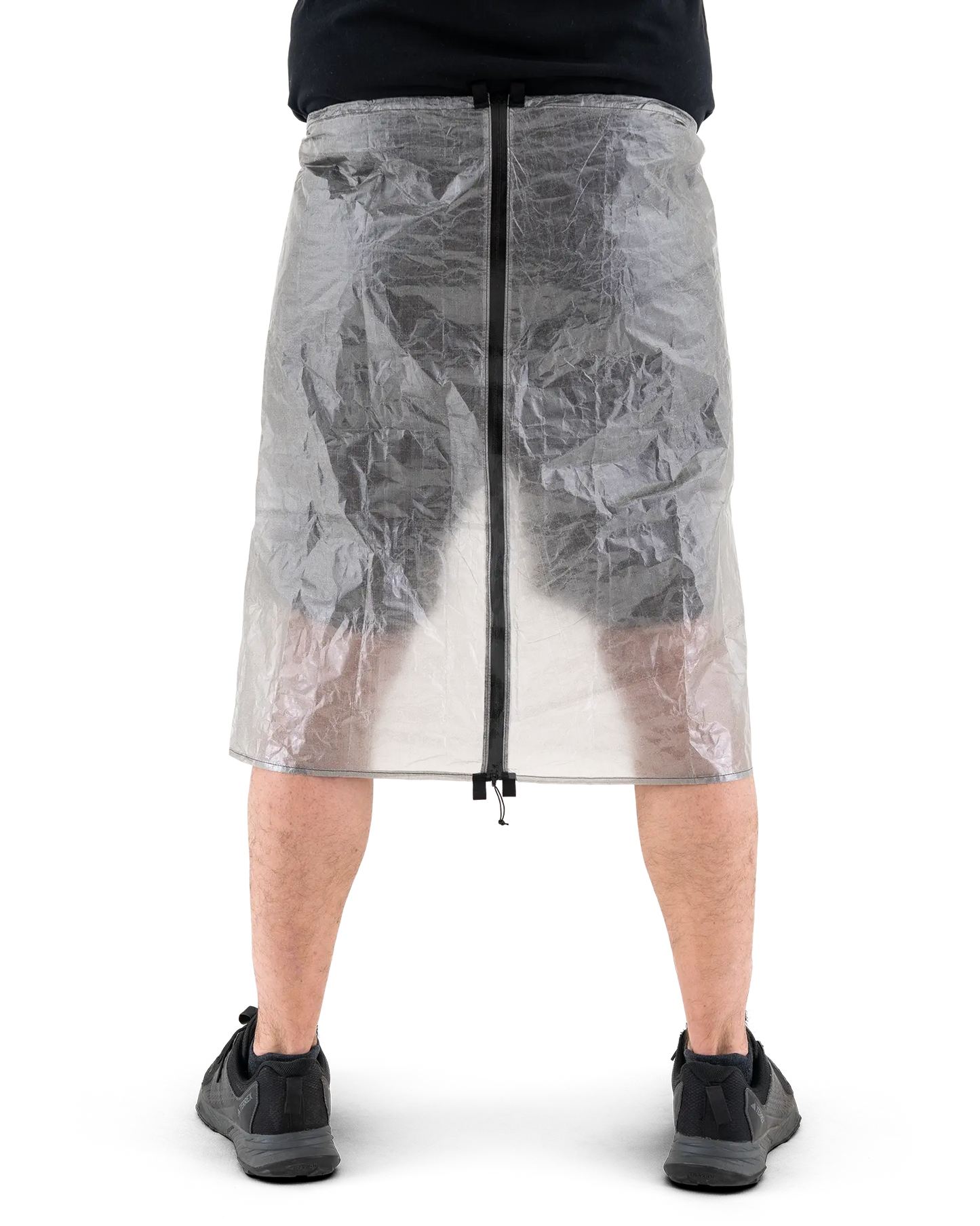 Zpacks DCF Rain Kilt DCFレインキルト 着用背面・ジッパー閉 - 背面中央のフルレングス防水ジッパーを閉め切った状態。裾までまっすぐ黒いジッパーが走る（公式画像） - 山道具とULギアのお店 Ascend Lite