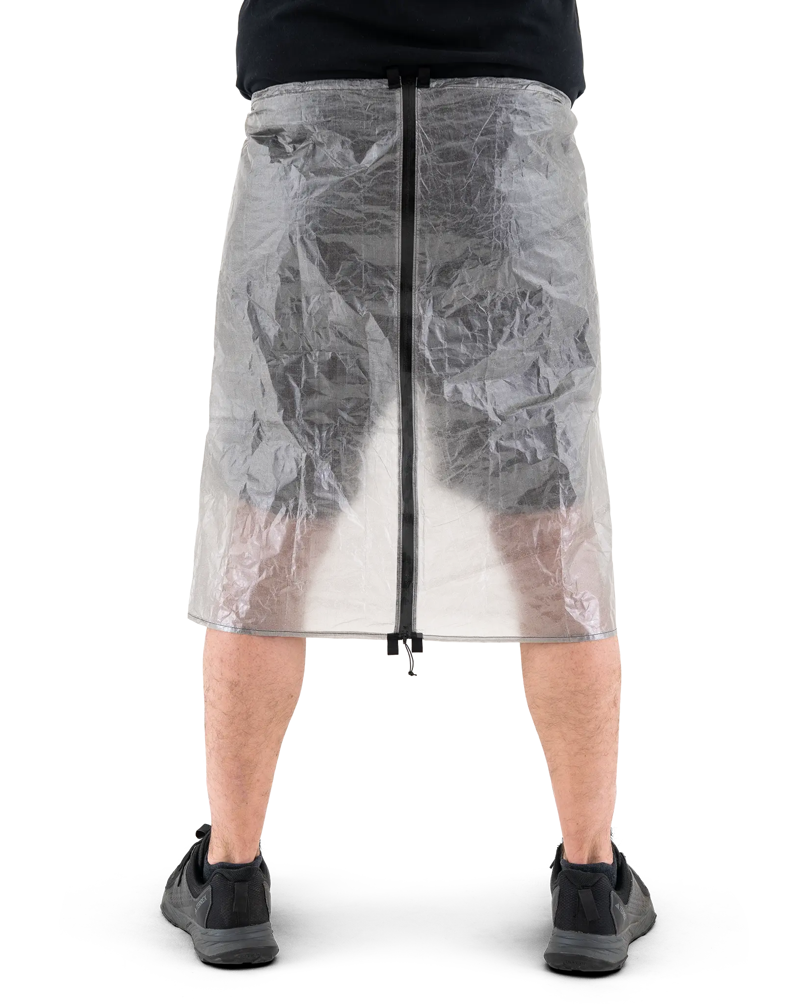 Zpacks DCF Rain Kilt DCFレインキルト 着用背面・ジッパー閉 - 背面中央のフルレングス防水ジッパーを閉め切った状態。裾までまっすぐ黒いジッパーが走る（公式画像） - 山道具とULギアのお店 Ascend Lite