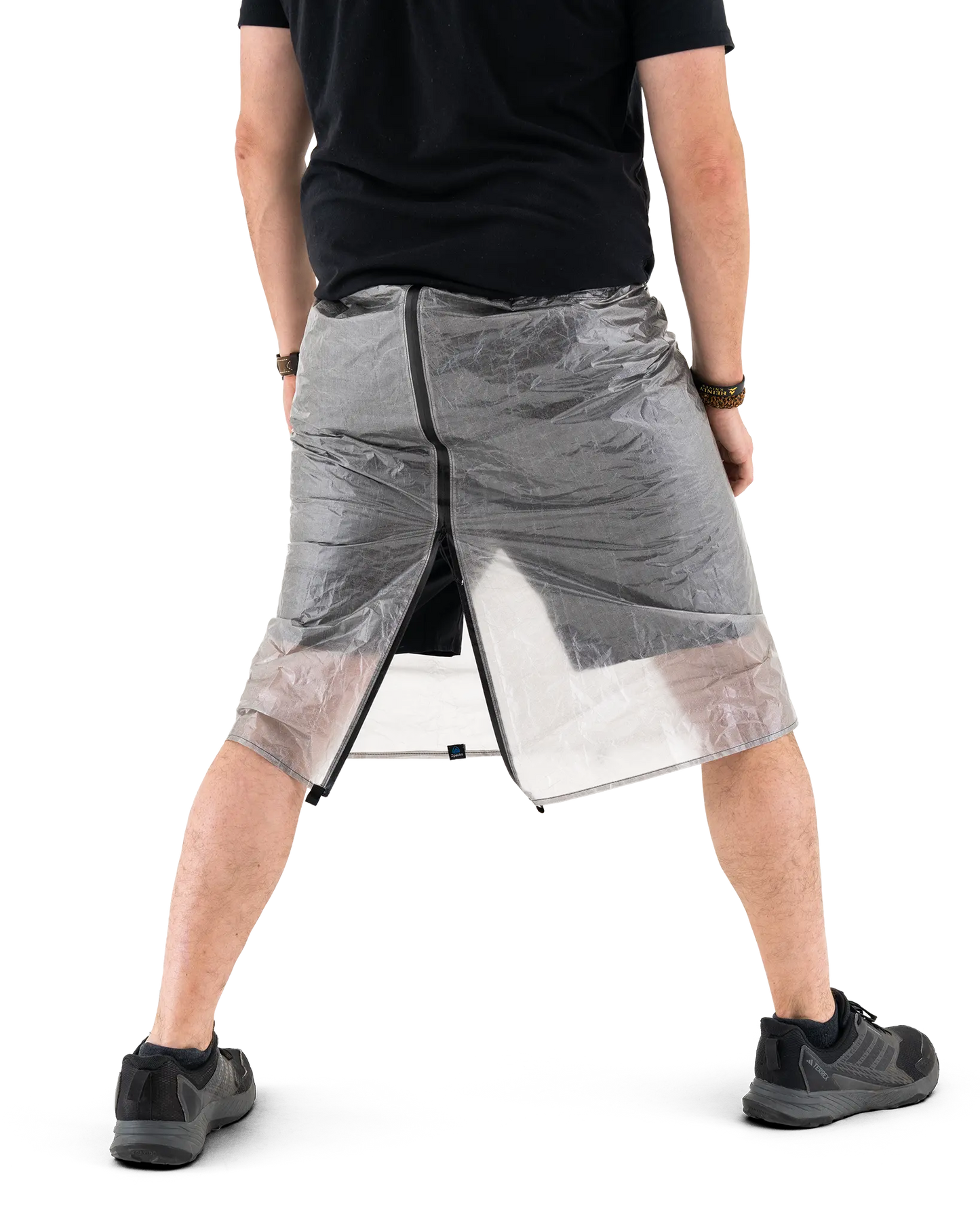 Zpacks DCF Rain Kilt DCFレインキルト 着用背面・ジッパー開 - 背面のジッパーを大きく開き、脚を左右に開いた状態。歩幅と可動域を確保できる（公式画像） - 山道具とULギアのお店 Ascend Lite