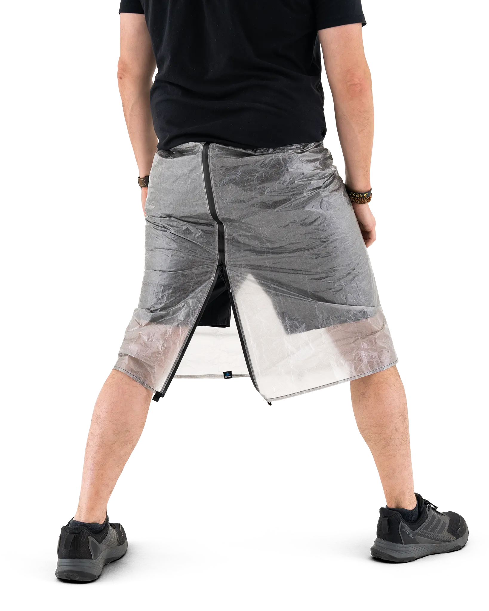 Zpacks DCF Rain Kilt DCFレインキルト 着用背面・ジッパー開 - 背面のジッパーを大きく開き、脚を左右に開いた状態。歩幅と可動域を確保できる（公式画像） - 山道具とULギアのお店 Ascend Lite
