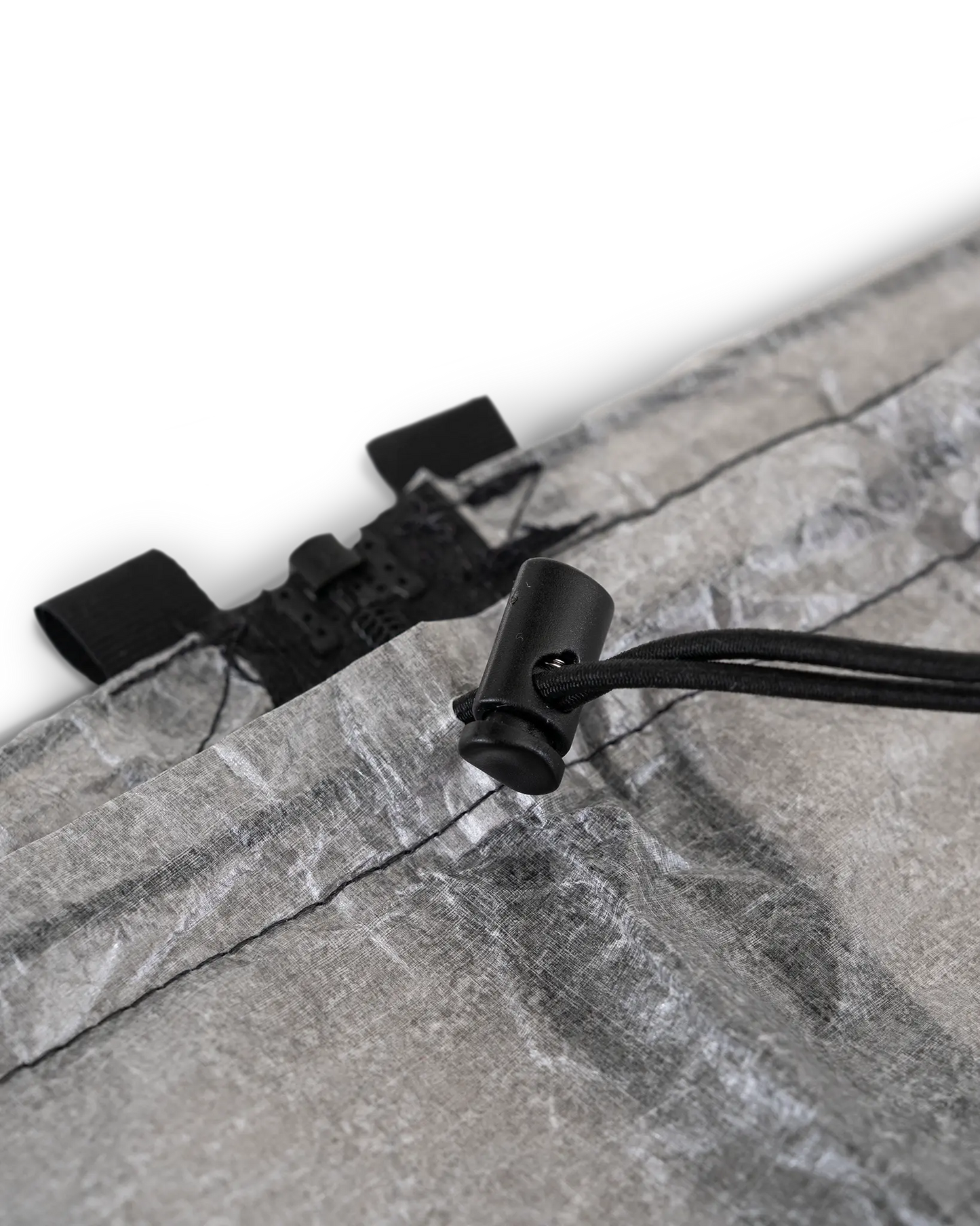 Zpacks DCF Rain Kilt DCFレインキルト ウエスト上端 - ドローコードを通した黒いコードロックの接写。隣にセパレーティングジッパーの上端が見える（公式画像） - 山道具とULギアのお店 Ascend Lite