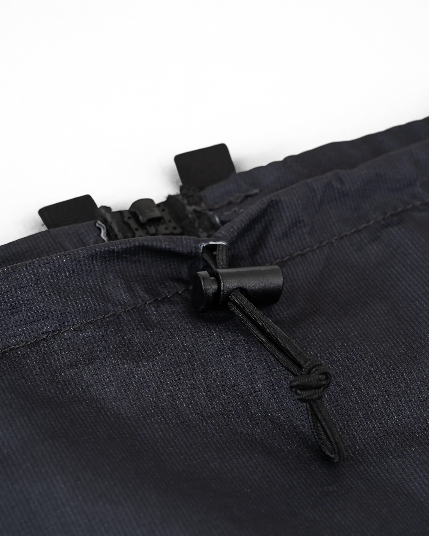 Zpacks Vertice Rain Kilt バーティスレインキルト ウエスト ディテール - ショックコードドローストリングとコードロック、ジッパー上端 - 山道具とULギアのお店 Ascend Lite