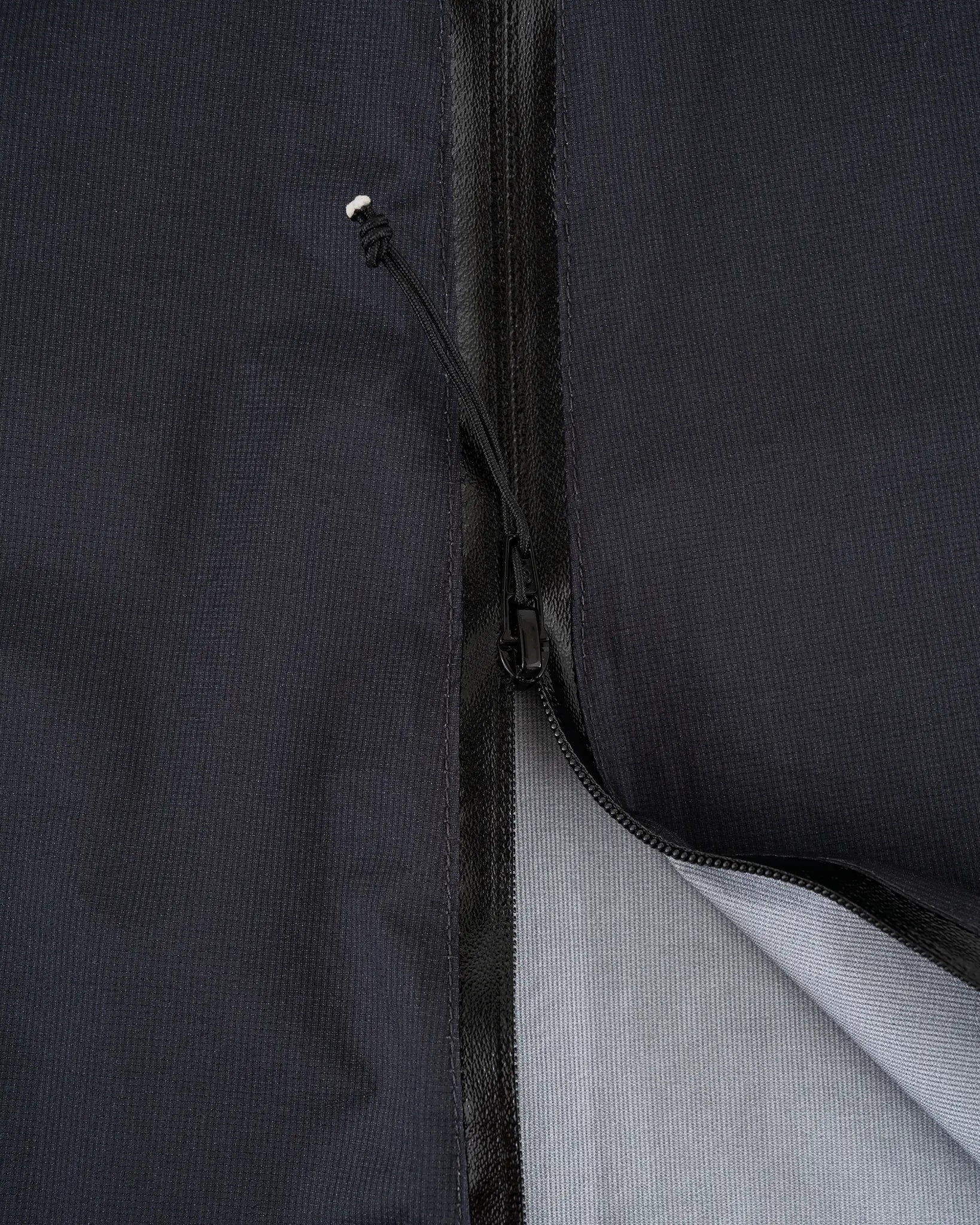 Zpacks Vertice Rain Kilt バーティスレインキルト 背面ジッパー ディテール - スライダーと引き手コード、内側のトリコットライニング - 山道具とULギアのお店 Ascend Lite