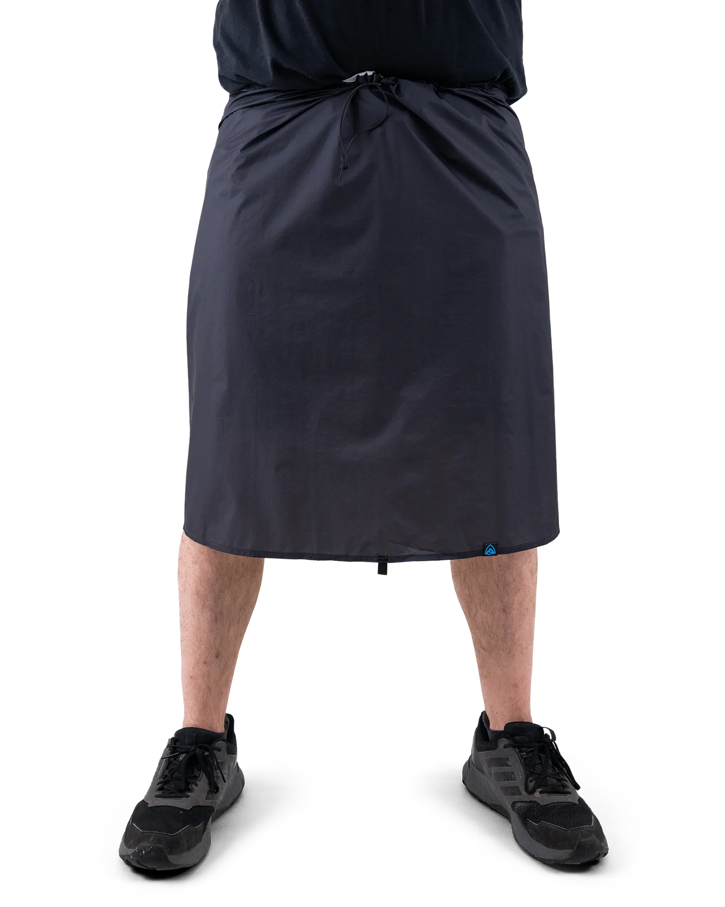 Zpacks Vertice Rain Kilt バーティスレインキルト Black 正面 - 着用状態の全体。ウエストのドローコードと膝上丈のシルエット - 山道具とULギアのお店 Ascend Lite