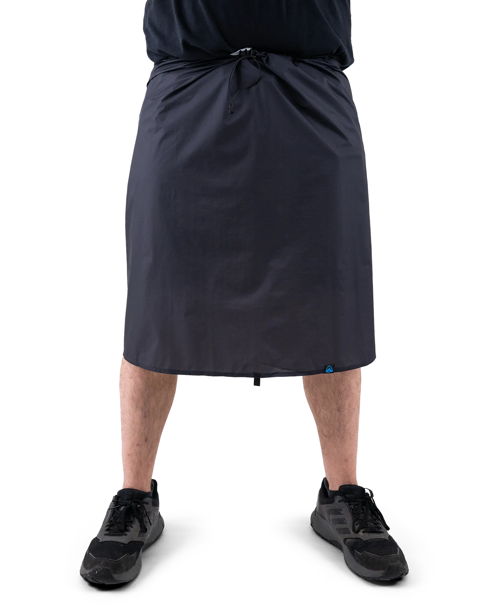 Zpacks Vertice Rain Kilt バーティスレインキルト Black 正面 - 着用状態の全体。ウエストのドローコードと膝上丈のシルエット - 山道具とULギアのお店 Ascend Lite