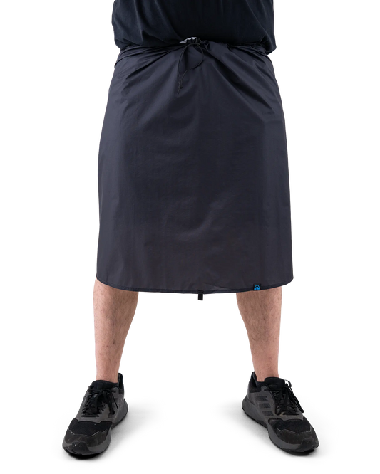 Zpacks Vertice Rain Kilt バーティスレインキルト Black 正面 - 着用状態の全体。ウエストのドローコードと膝上丈のシルエット - 山道具とULギアのお店 Ascend Lite