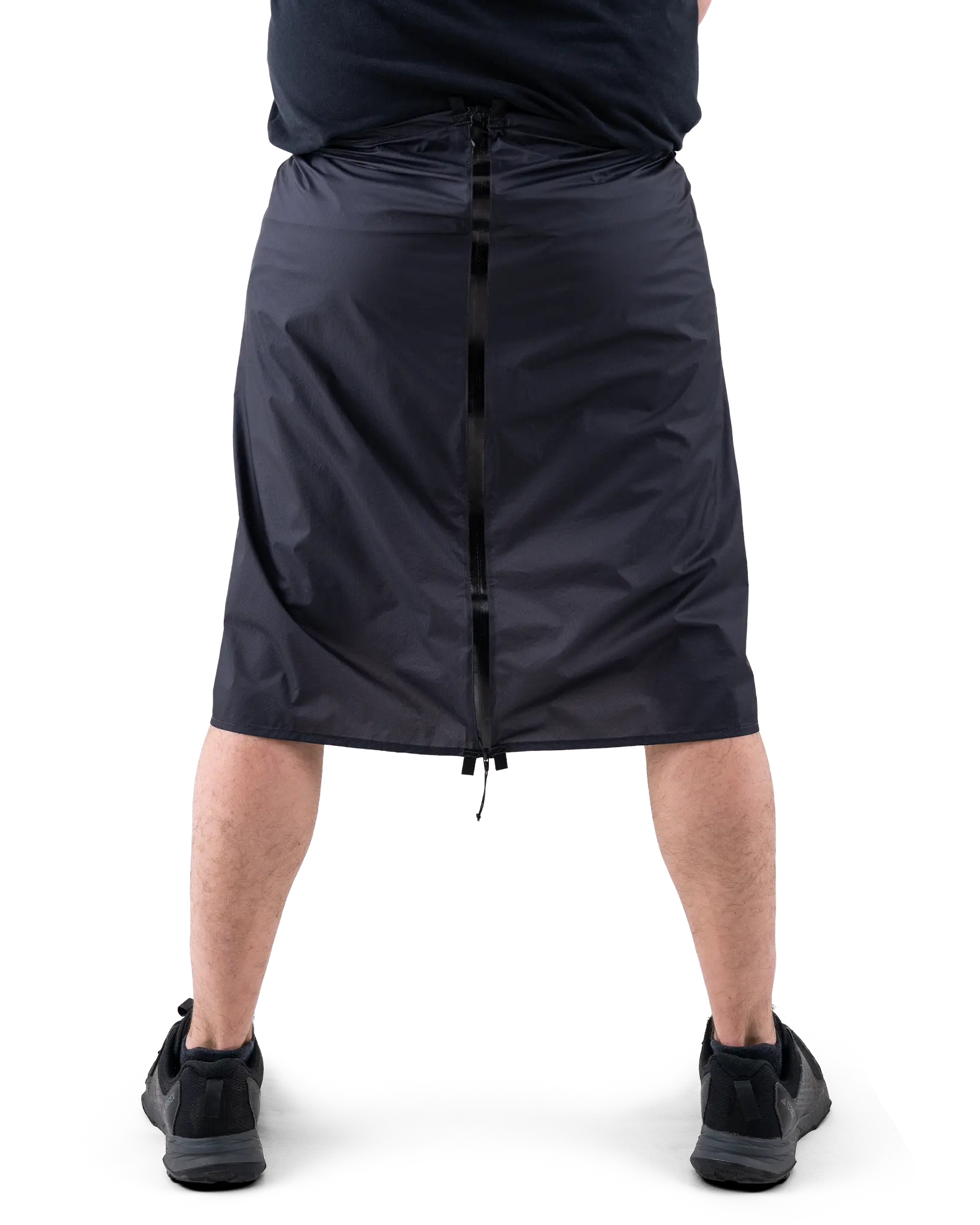 Zpacks Vertice Rain Kilt バーティスレインキルト Black 背面 - 背面のフルレングス防水セパレーティングジッパーを閉じた状態 - 山道具とULギアのお店 Ascend Lite