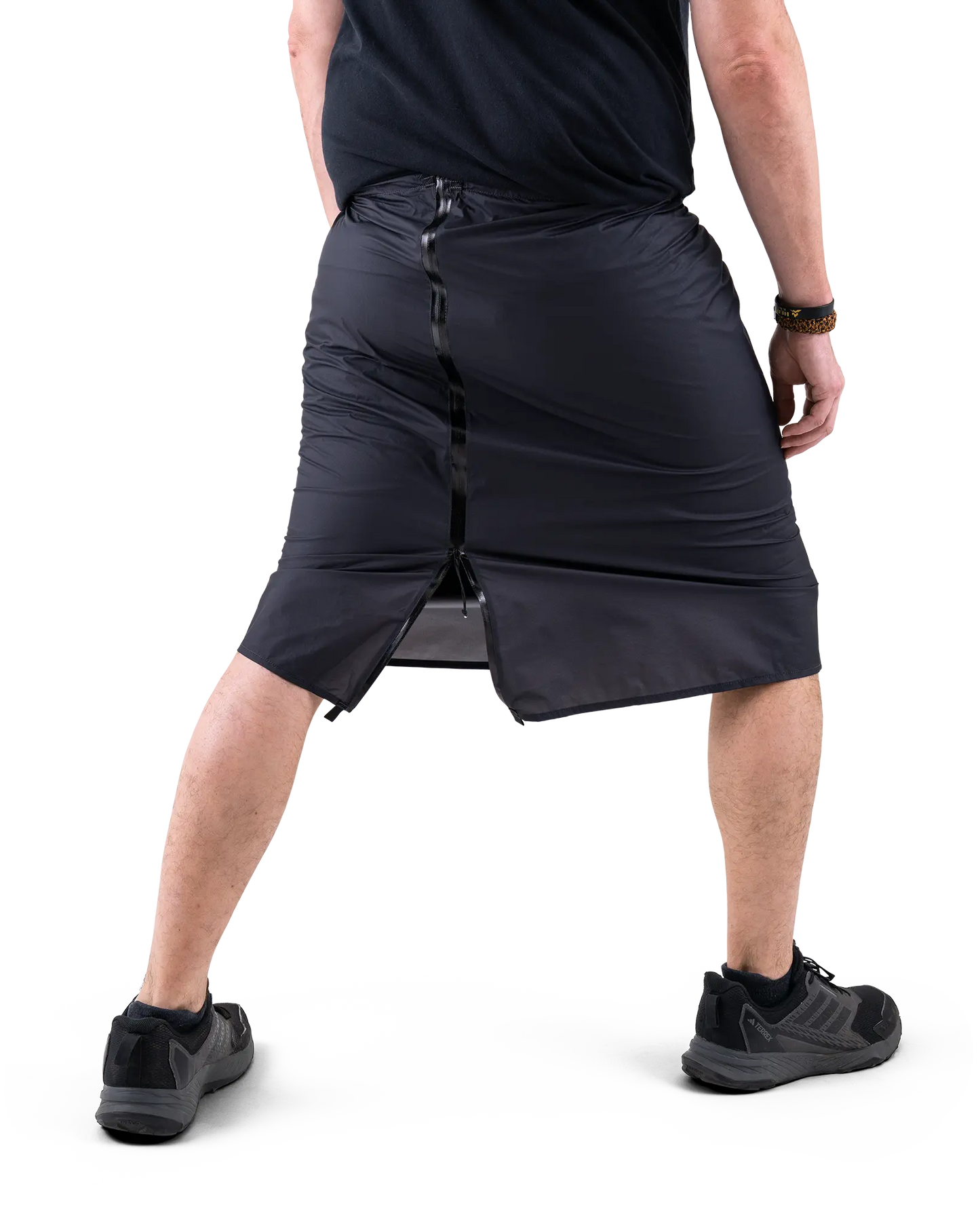 Zpacks Vertice Rain Kilt バーティスレインキルト Black 背面ジッパー開放 - 下端から開いて大股で歩く様子。可動域と換気の調整 - 山道具とULギアのお店 Ascend Lite