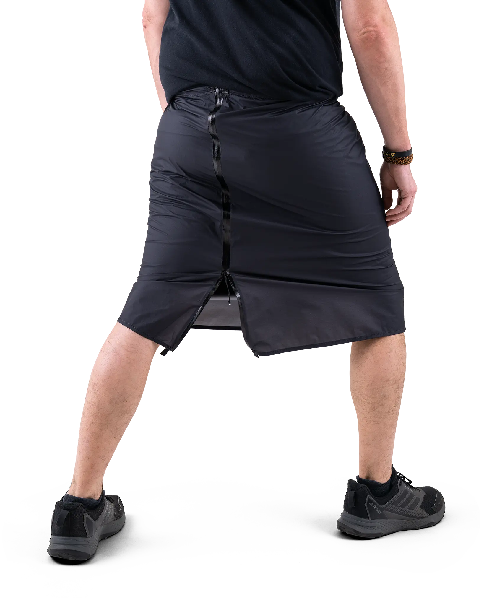 Zpacks Vertice Rain Kilt バーティスレインキルト Black 背面ジッパー開放 - 下端から開いて大股で歩く様子。可動域と換気の調整 - 山道具とULギアのお店 Ascend Lite