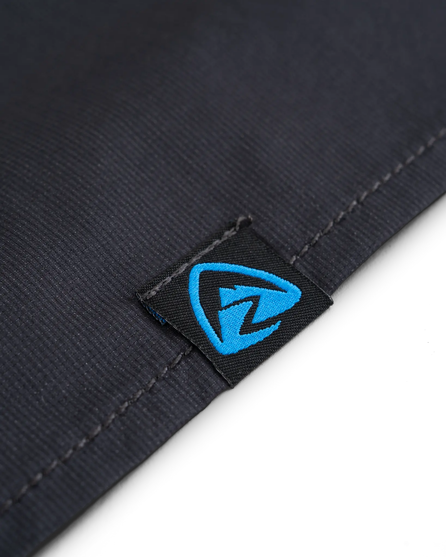 Zpacks Vertice Rain Kilt バーティスレインキルト ディテール - 裾のZpacksロゴタグ - 山道具とULギアのお店 Ascend Lite