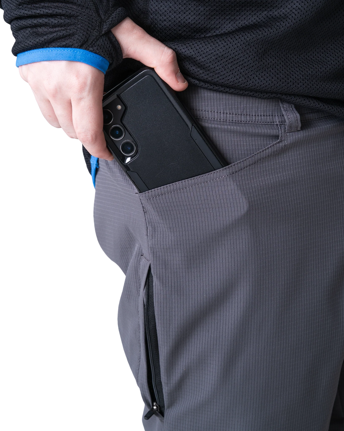 Zpacks Travel & Trail Convertible Hiking Pants トラベル＆トレイル コンバーチブル ハイキングパンツ Gray - 深めのフロントポケットにスマートフォンを入れるところ（公式画像） - 山道具とULギアのお店 Ascend Lite