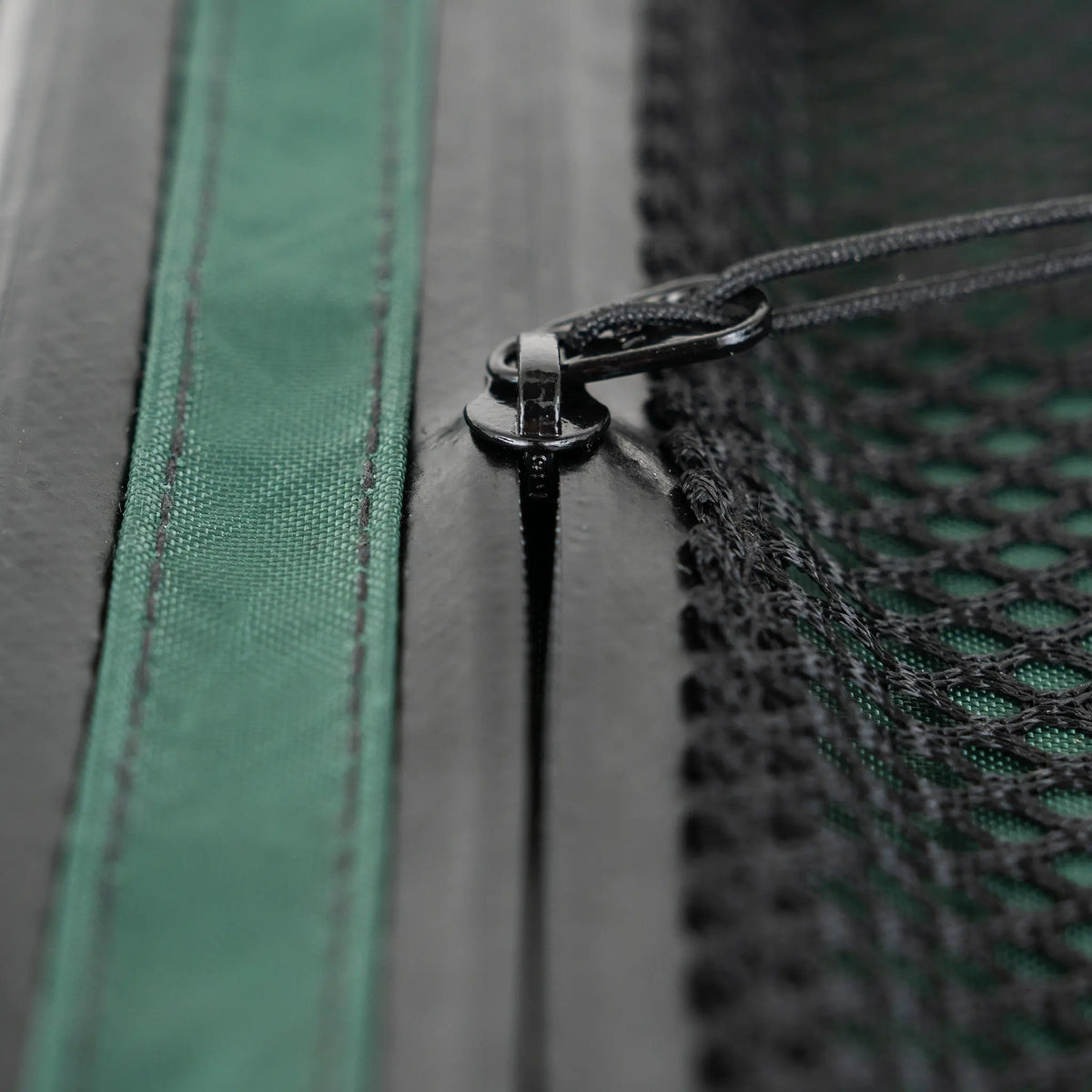 Zpacks Shower Satchel シャワーサッチェル ディテール - ジッパーとプルコード（当店未取扱色Forest Greenの公式画像） - 山道具とULギアのお店 Ascend Lite