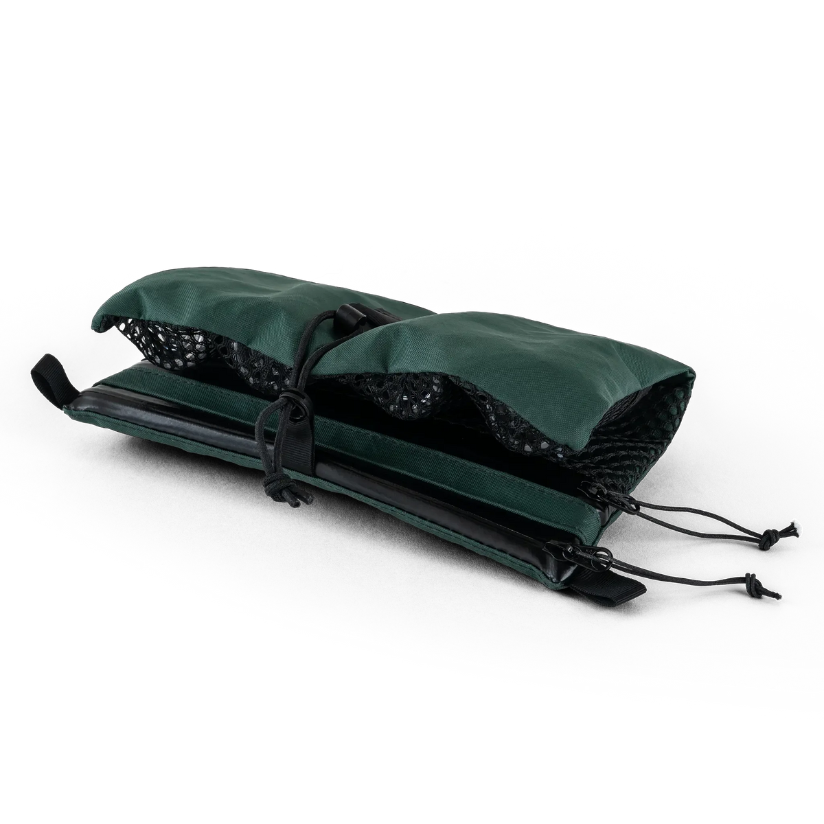 Zpacks Shower Satchel シャワーサッチェル 折りたたみ - ボトル入りで丸めて閉じた状態（当店未取扱色Forest Greenの公式画像） - 山道具とULギアのお店 Ascend Lite