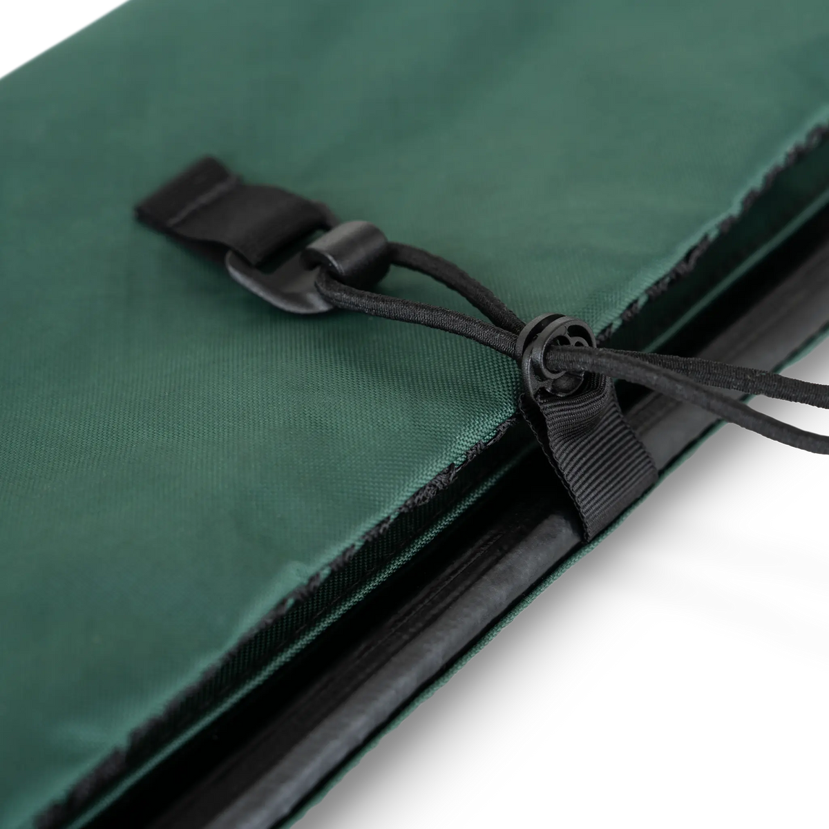 Zpacks Shower Satchel シャワーサッチェル ディテール - ショックコードのクロージャー（当店未取扱色Forest Greenの公式画像） - 山道具とULギアのお店 Ascend Lite