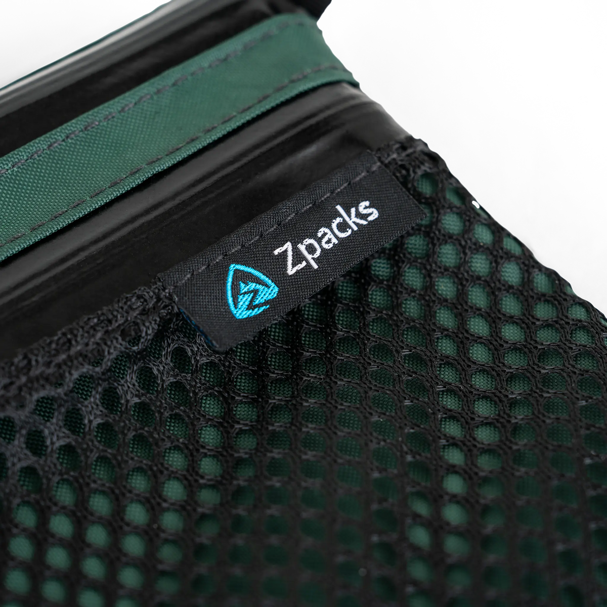Zpacks Shower Satchel シャワーサッチェル ディテール - メッシュのジッパーポケットとロゴ（当店未取扱色Forest Greenの公式画像） - 山道具とULギアのお店 Ascend Lite